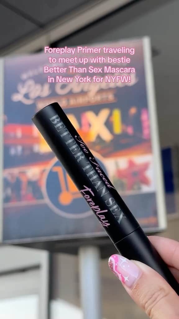 Too Facedのインスタグラム：「From LA to NYC! ✈️✨ The iconic duo Foreplay Primer + Better Than Sex Mascara is reunited at #NYFW 💖 #toofaced #tfcrueltyfree #nyfw2023 #newyorkfashionweek」