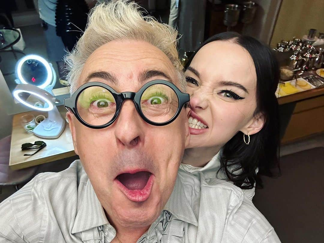 アラン・カミングさんのインスタグラム写真 - (アラン・カミングInstagram)「I ran into this little minx and a photo shoot ensued.  @dovecameron 📸 @granteepants」9月11日 2時27分 - alancummingreally