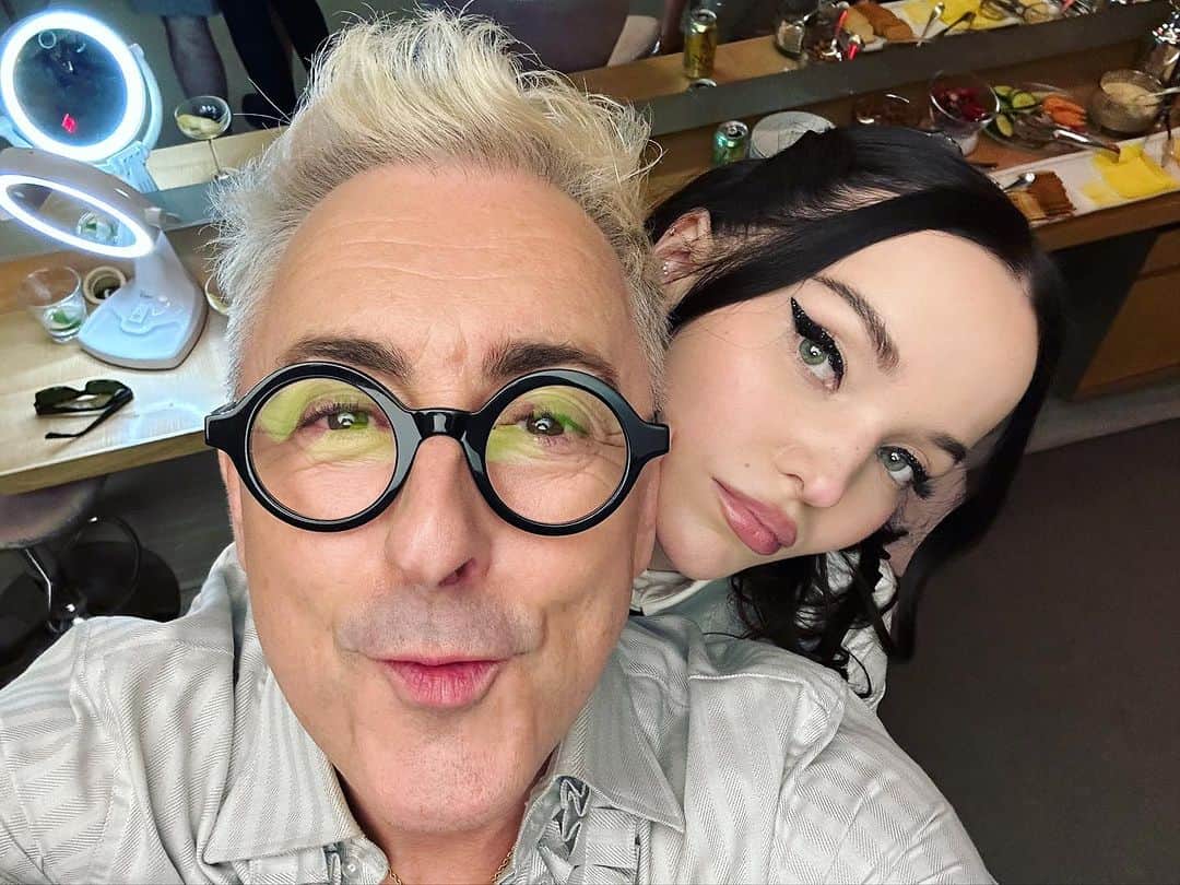 アラン・カミングのインスタグラム：「I ran into this little minx and a photo shoot ensued.  @dovecameron 📸 @granteepants」