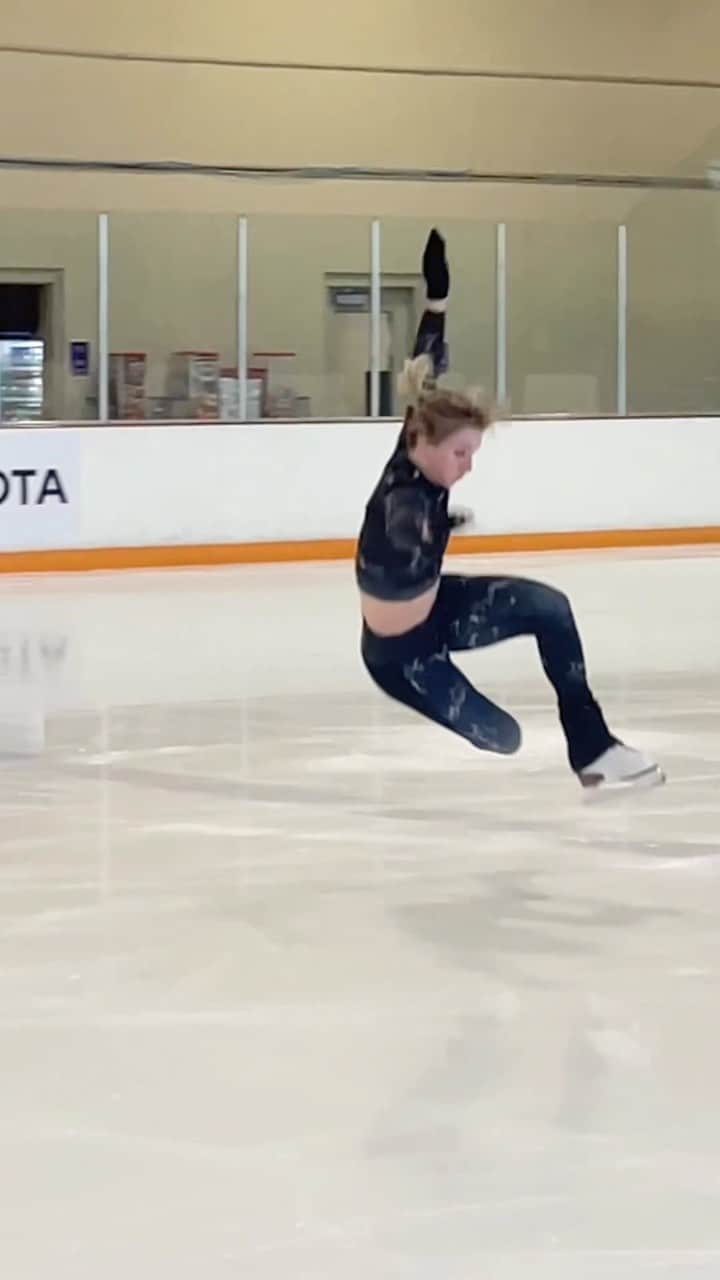 アンバー・グレンのインスタグラム：「Forgot to post on here for over a month 🤷‍♀️ #Fail #iceskating #figureskating #iceskater #figureskater」