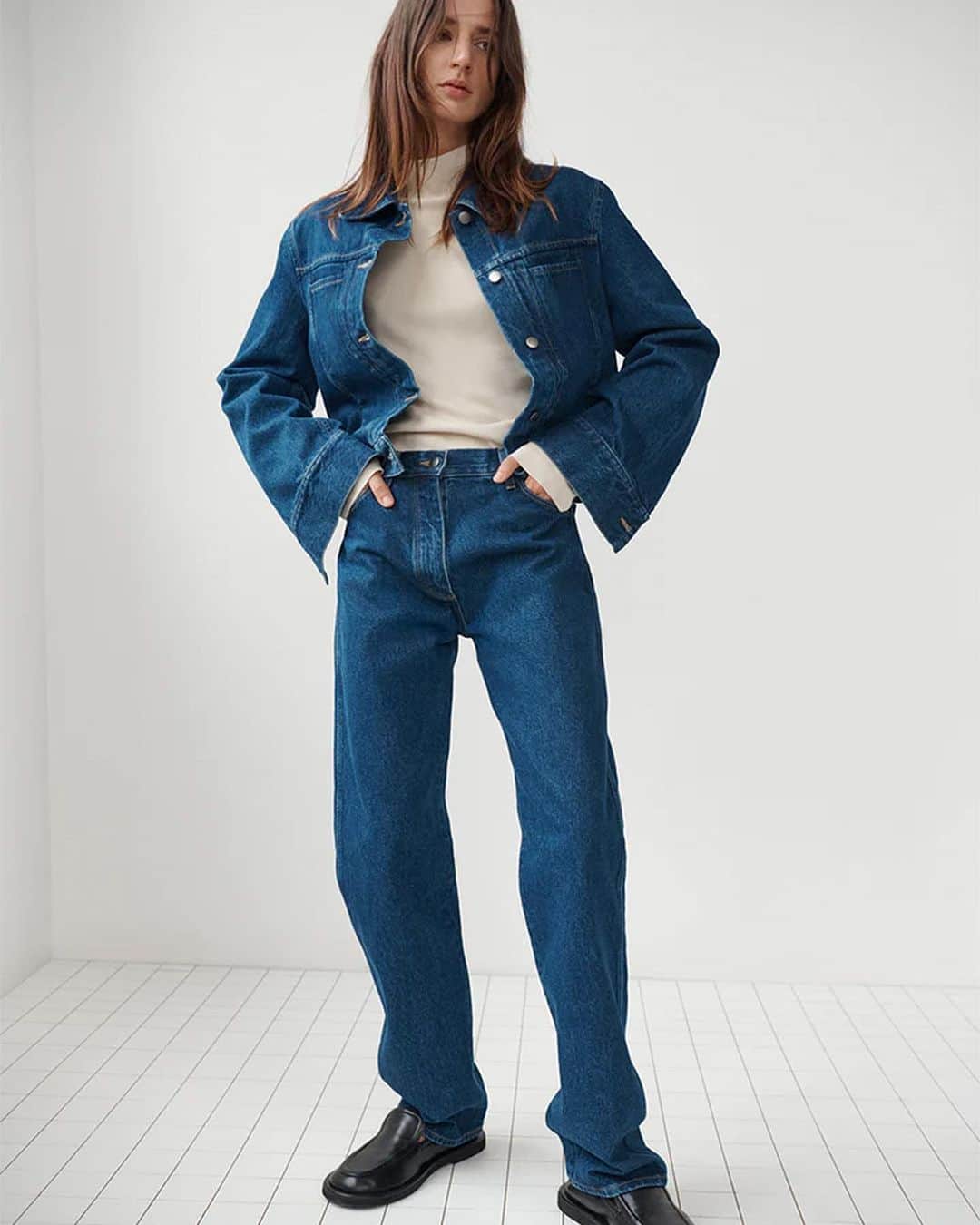 スタジオ ニコルソンのインスタグラム：「The Tahoe denim trucker jacket and the Aral jean in a mid indigo wash | Both pieces are made in London by the denim experts Blackhorse Lane Atelier | #studionicholson」