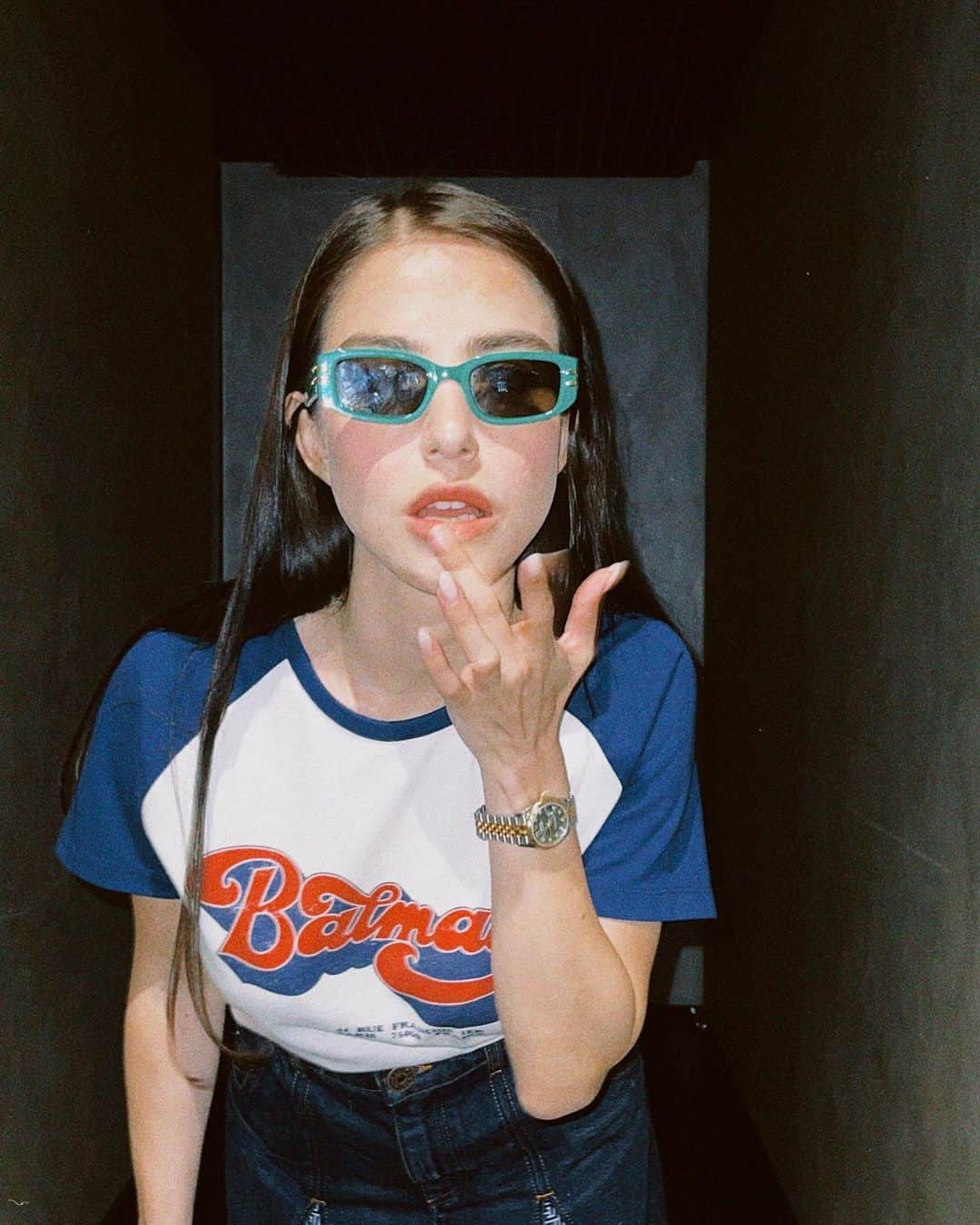 Ozge Gurelのインスタグラム：「Hava da tam koridorda gezmelik 😂🌪️」