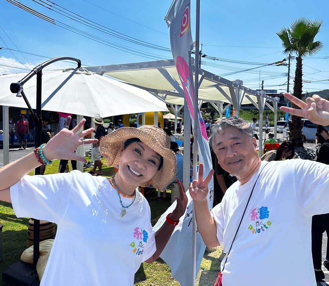 山本華世のインスタグラム：「糸島キッチンパレット❤️オープンおめでとうございました‼️九州初出店の有名スイーツや海鮮丼やブラックカレーや唐あげ、おぎちゃんうどん、焼肉etc...色々食べられるよぉ‼️ 行ってみてね❤️ #糸島グルメ  #糸島ドライブ」