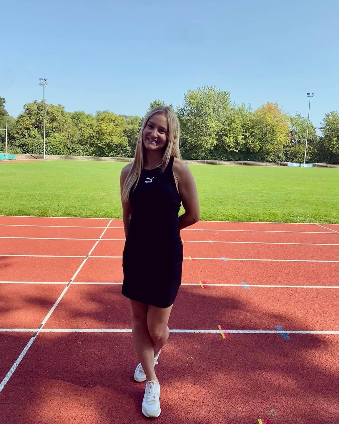 Sophia JUNKのインスタグラム：「Das war dann wohl die „Sommersaison“ 2023 🥲   Es war hart und herausfordernd. Insgesamt habe ich 7 Monate Rehatraining absolvieren müssen. Zunächst aufgrund meiner Schulter-OP, dann aufgrund einer neuen, anderen Verletzung.   Körperlich habe ich die Zeit gut wegstecken können. Mental war der Weg steinig und sind wir mal ehrlich: nicht jeden Tag einfach.  Umso dankbarer bin ich für die tolle Unterstützung meines Umfeldes, die ich tagtäglich erhalte 🤍   Nichtsdestotrotz habe ich aus der Saison einiges lernen können und bin neue Wege gegangen…   …was ich genau damit meine, verrate ich euch nach meiner Off Season✌🏼  Diese werde ich mehr als genießen, um wieder mit Vollgas auf der Bahn zu stehen.  #trackandfield #pumaathlete #foreverfaster #sporthilferlp #lgrheinwied #offseason #vacation」