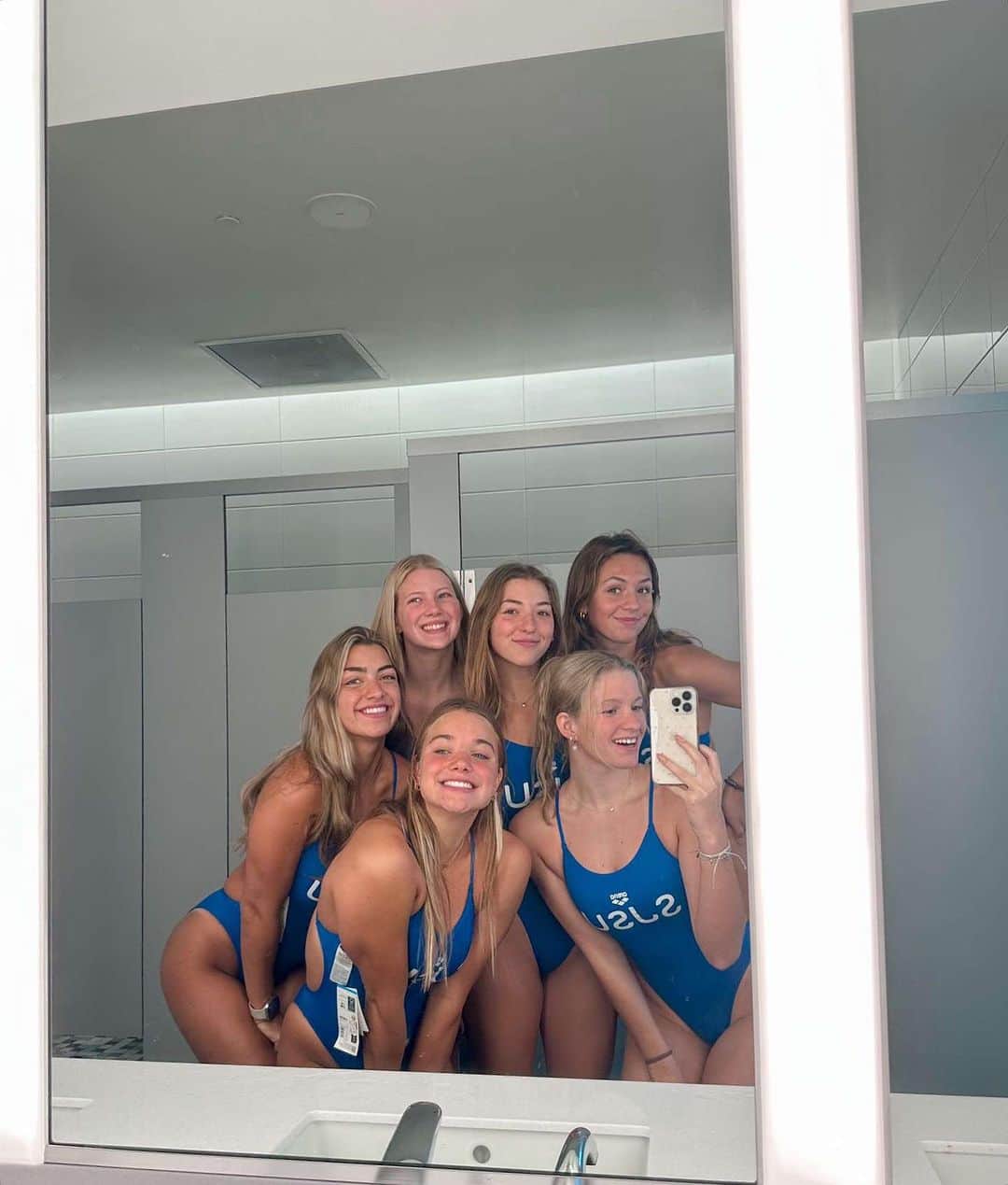 arenausaのインスタグラム：「(Mirror) Selfie Sunday with @san_jose_state_swimdive 🦋💙🐟🚙   #arenausa #teamarena #arenawaterinstinct」