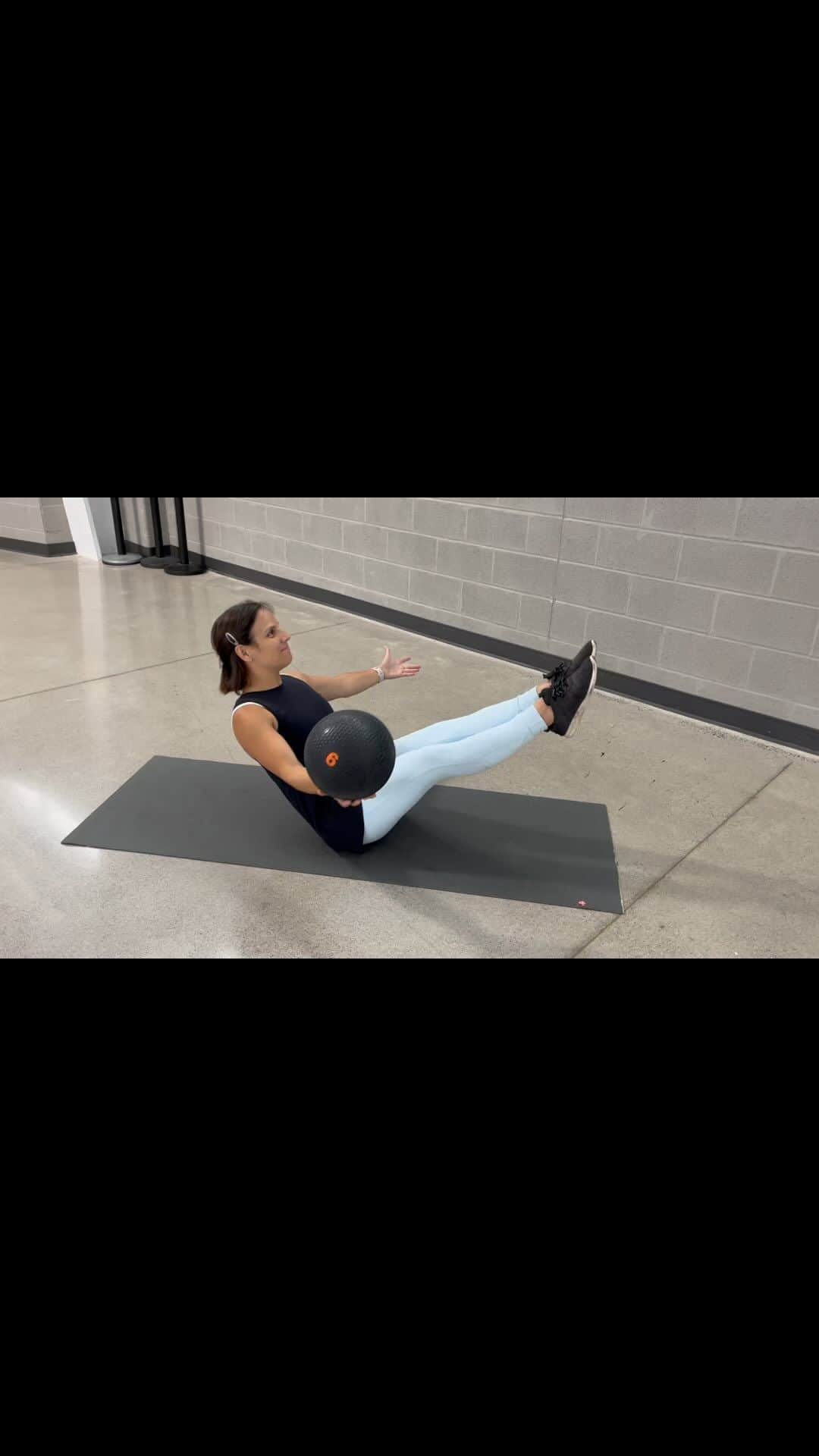 メーガン・デュアメルのインスタグラム：「One of last weeks essential core exercises with the skaters at @skateoakville   #coreworkout #corestrength #teasers #figureskating」