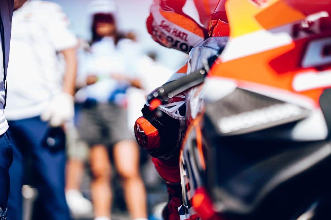 レプソル・ホンダのインスタグラム：「Another day at the races, another step in the right direction.   @marcmarquez93 put in an incredible ride to finish in seventh after hunting Viñales for most of the race. There's still work to be done, but the speed is building once again.  For @joanmir36official, it was a race which ended prematurely but saw him improve his feeling and confidence once again.   No rest tho, the Repsol Honda Team as we're back out testing on Monday. #GrindOn」