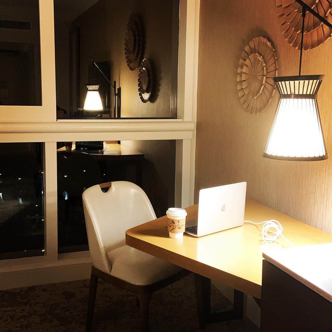 志摩有子さんのインスタグラム写真 - (志摩有子Instagram)「夜の入稿作業が捗るのがこのライティングデスク。宿題があってもストレスにならない。シンプルでモダンなインテリアだから仕事モードにも切り替えやすいのだ。  #宿題 #workingspace  #writingdesk  #ariko_hawaii  #ariko旅 #ハワイ備忘録 @princewaikikijp」9月11日 3時20分 - ariko418