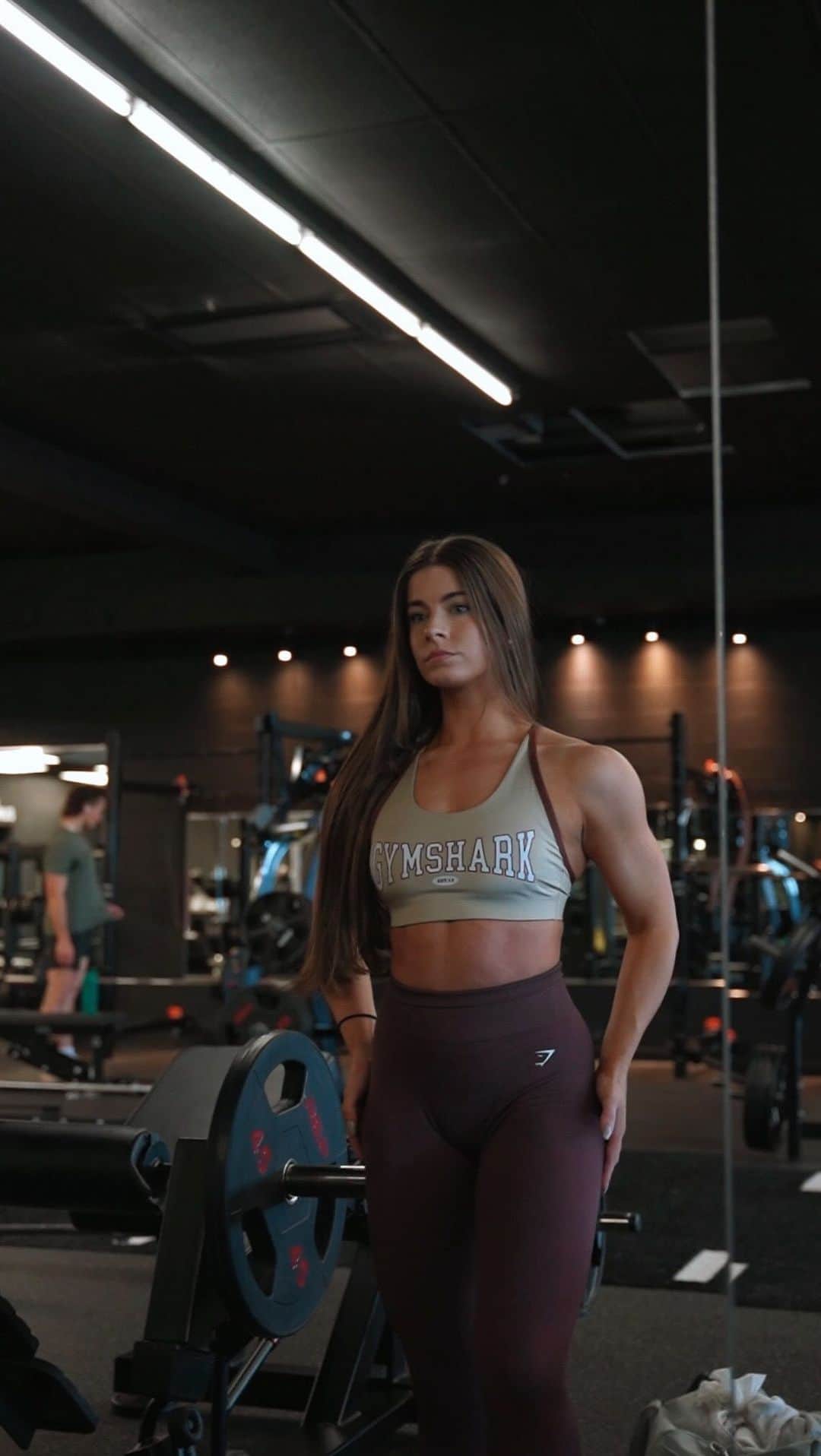 Paige Reillyのインスタグラム：「Push workout listed down below 🧸🔥👇🏻⁣ ⁣ DB shoulder press: 4 x 8-10⁣ ⁣ Super Set:⁣ DB incline bench press: 4 x 8-10⁣ DB incline bench fly: 4 x 10⁣ ⁣ Lateral raise drop set: 3 x 20 (drop to a lower weight after the first 10 reps)⁣ ⁣ Super set: ⁣ Seated front raises: 3 x 10⁣ Seated svend press: 3 x 10⁣ ⁣ Super set:⁣ Cable tricep pushdowns: 3 x 10⁣ Cable overhead tricep extensions: 3 x 10⁣ ⁣ ⁣ Outfit: @gymshark - PAIGER saves you 10%⁣ ♡ bra - retro club sports bra⁣ ♡ leggings - adapt fleck legging in chocolate brown⁣ ⁣ ⁣ #pushworkout #gymworkouts #fitnessmotivation#gymfit #girlswholift #gymshark #gymsharkwomen」