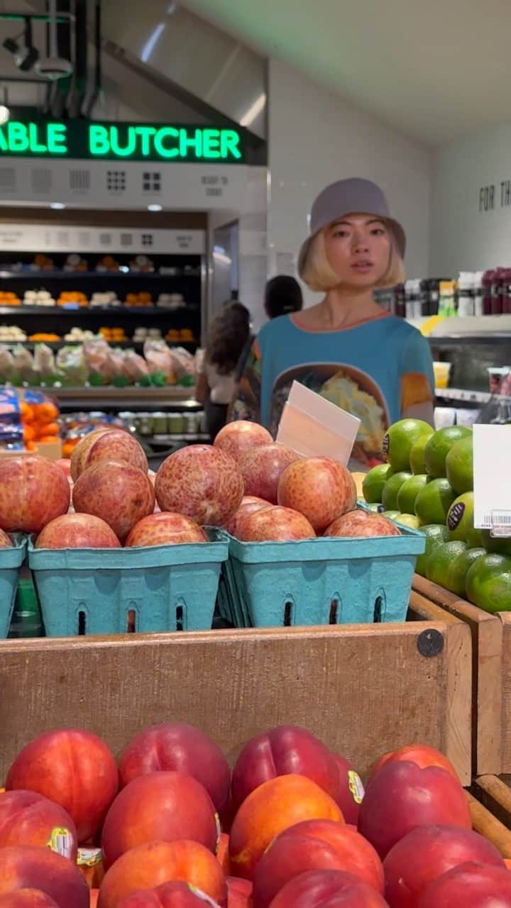 アオイヤマダのインスタグラム：「Whole Foods Market の野菜のお惣菜が全部美味しかった。 野菜が包装されずにごろっとおいてあるのが愛おしい。 沢山の食事情、送ってくださった皆さまありがとうございました！ 日本に帰国します。 さよならニューヨーク🗽 Bye NY.」