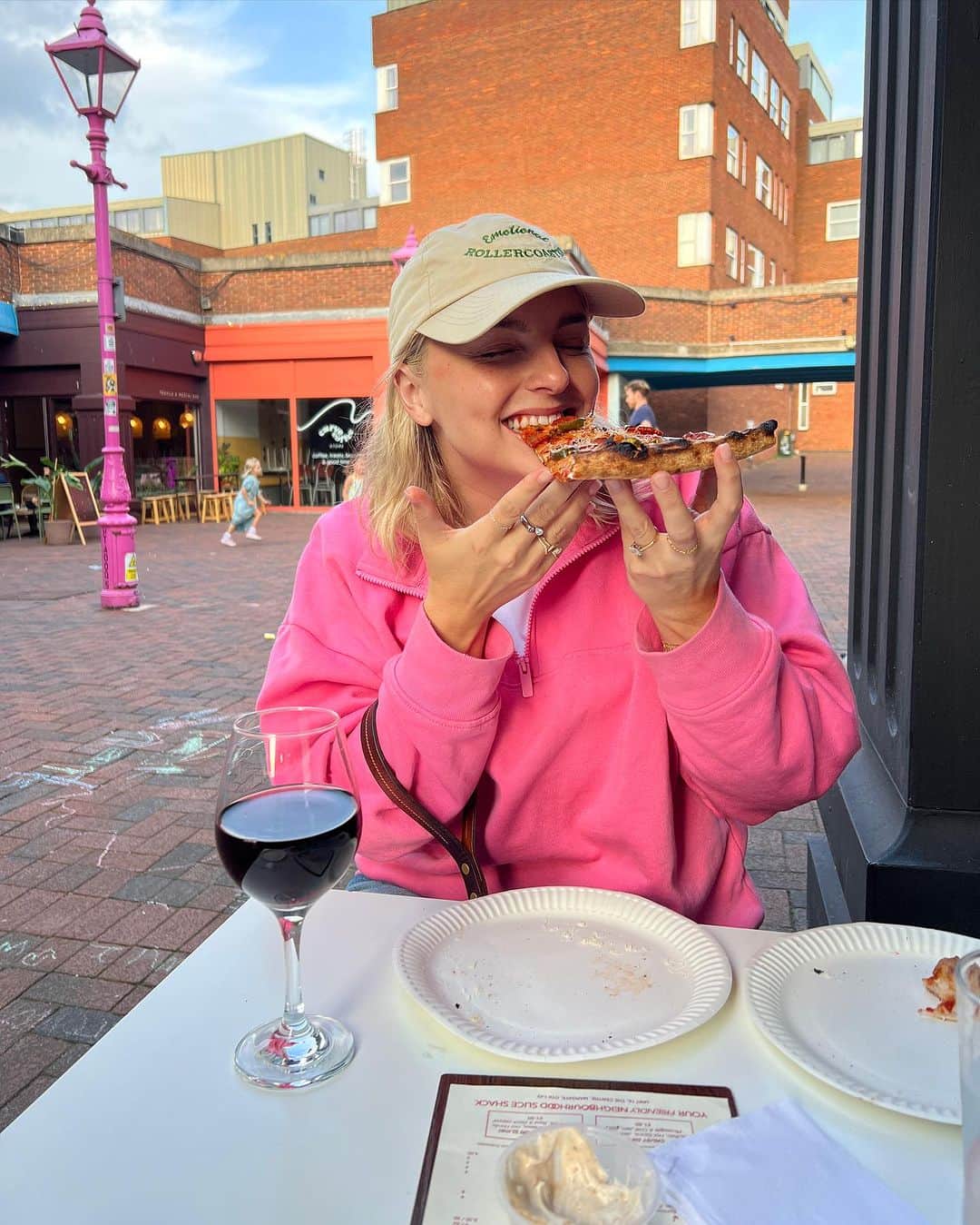 Estée Lalondeのインスタグラム：「A weekend in Margate 🌊」