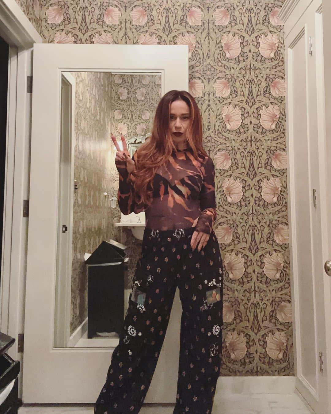 サラ・ハドソンさんのインスタグラム写真 - (サラ・ハドソンInstagram)「have an oyster baby, it's Aphrod-isy….act sleazy! 🦞」9月11日 3時41分 - sarahhudsonxx