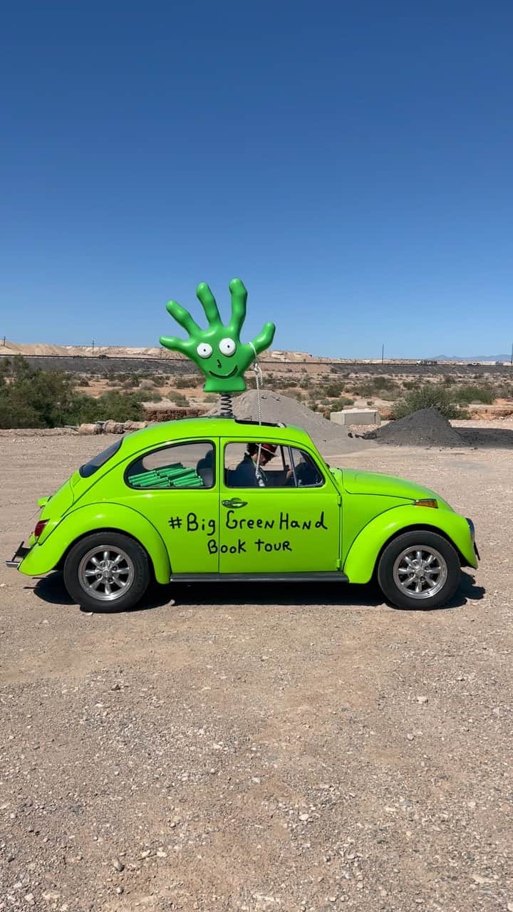 マシュー・グレイ・ギュブラーのインスタグラム：「i’m hand delivering my book across america. honk if you love books!🧤#biggreenhand (link in bio)」