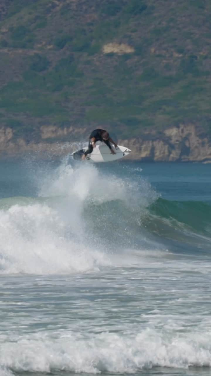 surflineのインスタグラム：「Hurricane Jova will likely be remembered for its part in the Final Five at Lowers, but elsewhere had their moments. @zeke_ and a memorable wave courtesy of a selective SSE swell. 🎥 @cade.kinghorn」