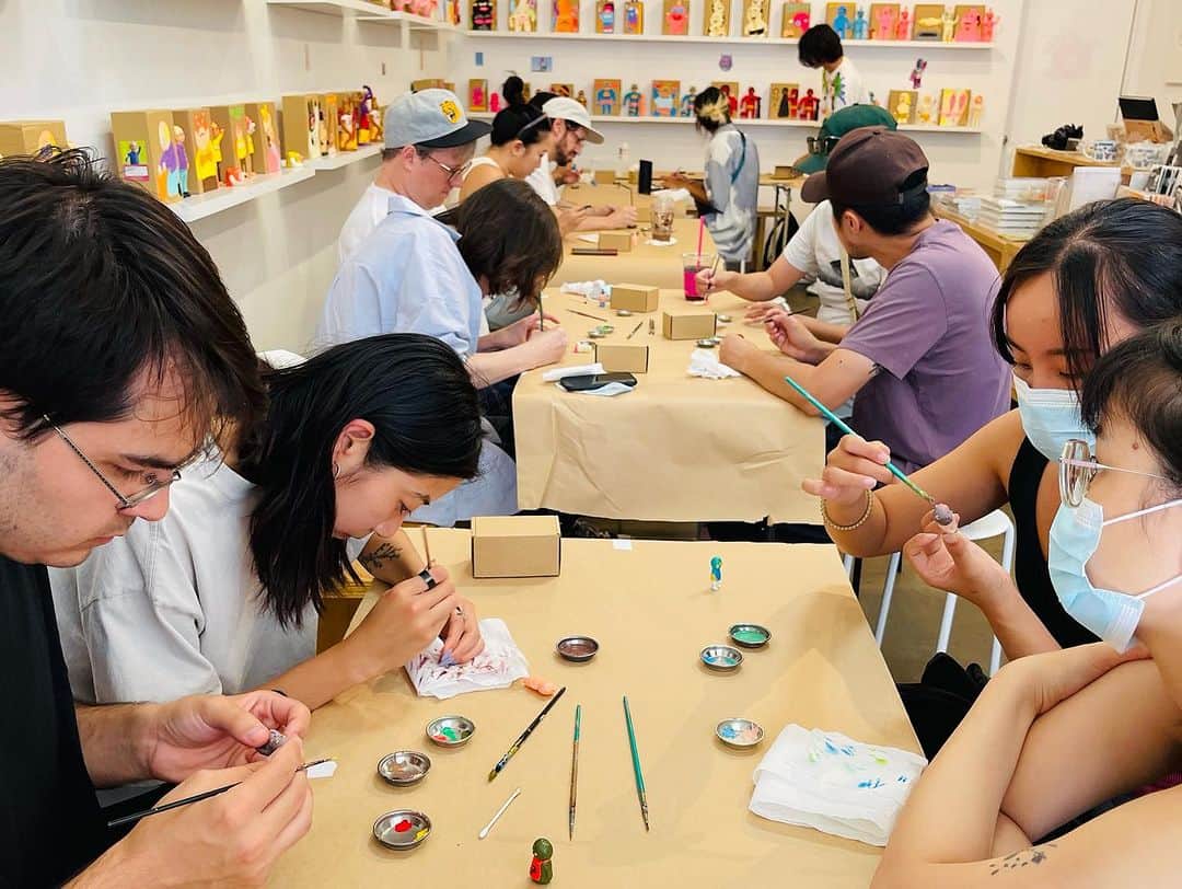 デハラユキノリさんのインスタグラム写真 - (デハラユキノリInstagram)「workshop now. Everyone is painting seriously. But their faces are smiling.  #deharayukinori  #workshop #giantrobot」9月11日 9時20分 - deharayukinori