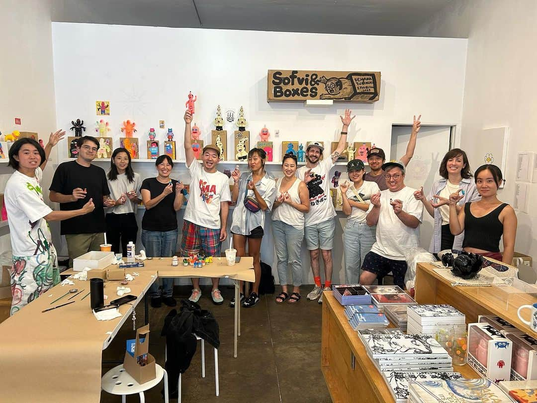 デハラユキノリのインスタグラム：「workshop now. Everyone is painting seriously. But their faces are smiling.  #deharayukinori  #workshop #giantrobot」