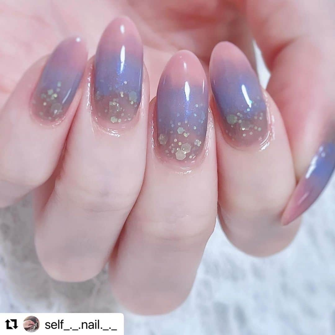 【PLANET NAIL（プラネット ネイル）】公式さんのインスタグラム写真 - (【PLANET NAIL（プラネット ネイル）】公式Instagram)「✰✰✰✰✰✰✰✰✰✰✰✰✰✰✰✰  ㅤPLANET Girl🪐 @self_._.nail._._ さま  より本日発売の PLH04 エトワールグレーを使った 大人可愛いグラデーションネイルデザインをご紹介します👩‍❤️‍💋‍👩✨✨✨ 　  　PLANET NAILの新作ポリッシュ  　ネイルハードナー PLH04 エトワールグレーを  　使用したネイルです🩶  ㅤㅤㅤㅤ 　こちらのポリッシュについて  　すこし紹介させてくださいっ⬇︎🤍💭 ㅤㅤㅤㅤ　  　🩶PLH04 エトワールグレー🩶  　ハードナーにラメが入った  　PLANET NAILの新作ポリッシュです🩶  　2023年9月11日〜　全国のドラッグストア、  　BASE または 楽天サイトにて発売です🎈🤍  ㅤㅤㅤㅤ  　ハードナーとは❔ ￣￣￣￣￣￣￣￣￣￣ ✔️ 爪の凹凸を補整 ✔️ 爪の色ムラの緩和 ✔️ ジェルネイルのようなぷっくりツヤ爪に  ㅤㅤ 🌟ベースコート・ネイルカラー・ハードナー・トップコート・ネイルケアの５つの機能がひとつになっています😌🤍  ㅤㅤㅤㅤ  　くすみグレーがとってもお洒落なカラーです🩶  　ラメやホロの輝きが絶妙で  　一本で簡単にニュアンスネイルが出来ます🧚🏻‍♀️🫧  　ハードナーはこちらの他に3本あって  　ラメ入りはこのポリッシュがはじめてだそうです😻 　 ㅤㅤㅤㅤ  ㅤㅤㅤㅤ　今回は根本からグラデのように使用しました🩶  　夜✖️星空✖️夕暮れ時をイメージ🌆🤍  ㅤㅤㅤㅤ 　このポリッシュは星空のようでほんとにかわいい、、🌌 　ㅤㅤㅤㅤ  　  　使用ポリッシュᝰ✍︎꙳⋆ -----------------------  @planet.jp  ネイルハードナー PLH04 エトワールグレー   @canmaketokyo  ファンデーションカラーズ02 ラベンダーピンク カラフルネイルズN82 クラウドレススカイ  ㅤㅤㅤㅤ ㅤㅤㅤㅤ 　 ㅤㅤㅤㅤ　  #selfnail #selfnails  #nailart #naildesign #instanails #nailstagram #polish #polishnail #nailpolish #セルフネイル #ポリッシュネイル #ネイルポリッシュ #ポリッシュ #マニキュア #手元クラブ #プラネットネイル #プラネットガール2023 #planet_jp #PLANETGirl #グラデーションネイル #ネイルハードナー #エトワールグレー #キャンメイクネイル #キャンメイク #プチプラネイル」9月11日 9時18分 - planet.jp