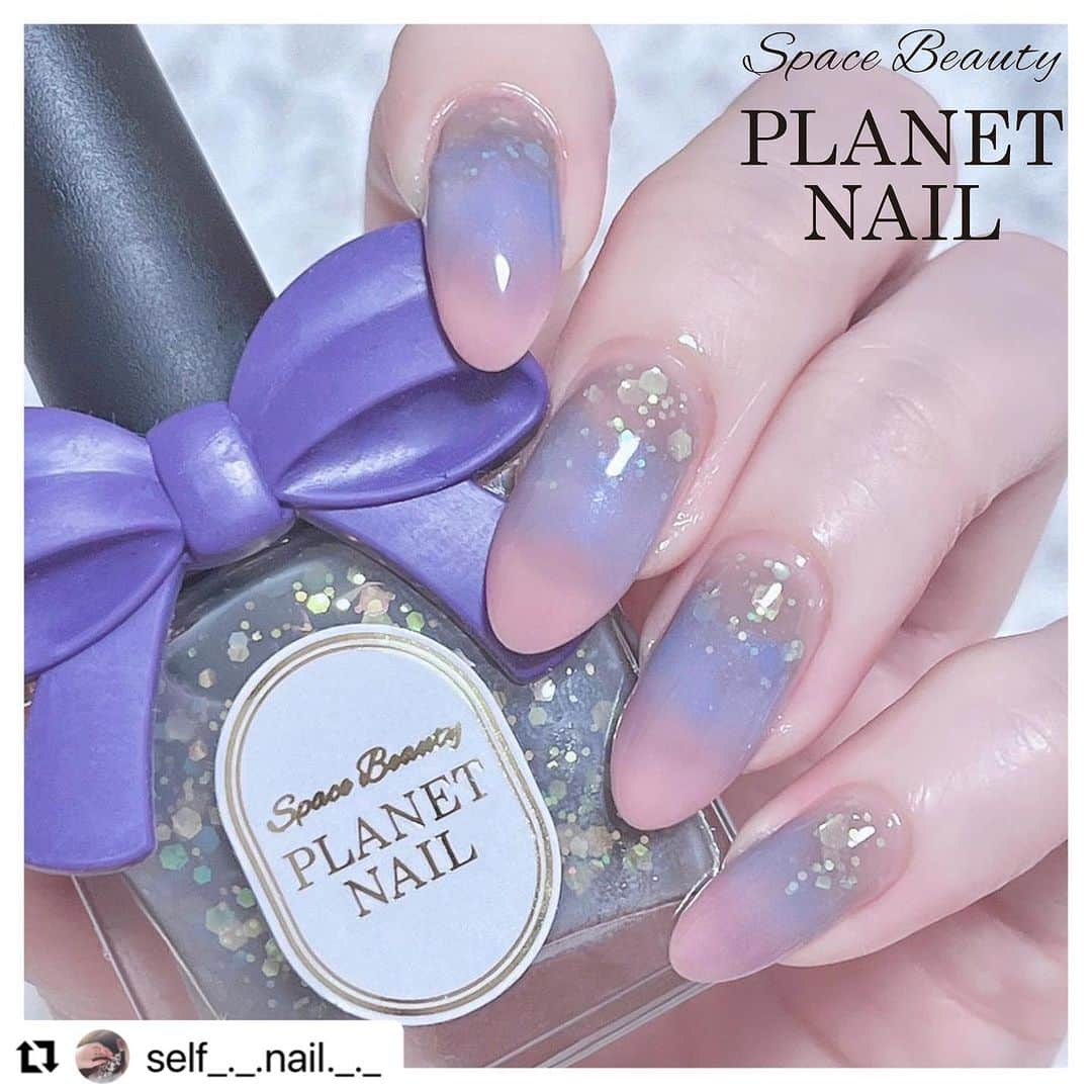 【PLANET NAIL（プラネット ネイル）】公式さんのインスタグラム写真 - (【PLANET NAIL（プラネット ネイル）】公式Instagram)「✰✰✰✰✰✰✰✰✰✰✰✰✰✰✰✰  ㅤPLANET Girl🪐 @self_._.nail._._ さま  より本日発売の PLH04 エトワールグレーを使った 大人可愛いグラデーションネイルデザインをご紹介します👩‍❤️‍💋‍👩✨✨✨ 　  　PLANET NAILの新作ポリッシュ  　ネイルハードナー PLH04 エトワールグレーを  　使用したネイルです🩶  ㅤㅤㅤㅤ 　こちらのポリッシュについて  　すこし紹介させてくださいっ⬇︎🤍💭 ㅤㅤㅤㅤ　  　🩶PLH04 エトワールグレー🩶  　ハードナーにラメが入った  　PLANET NAILの新作ポリッシュです🩶  　2023年9月11日〜　全国のドラッグストア、  　BASE または 楽天サイトにて発売です🎈🤍  ㅤㅤㅤㅤ  　ハードナーとは❔ ￣￣￣￣￣￣￣￣￣￣ ✔️ 爪の凹凸を補整 ✔️ 爪の色ムラの緩和 ✔️ ジェルネイルのようなぷっくりツヤ爪に  ㅤㅤ 🌟ベースコート・ネイルカラー・ハードナー・トップコート・ネイルケアの５つの機能がひとつになっています😌🤍  ㅤㅤㅤㅤ  　くすみグレーがとってもお洒落なカラーです🩶  　ラメやホロの輝きが絶妙で  　一本で簡単にニュアンスネイルが出来ます🧚🏻‍♀️🫧  　ハードナーはこちらの他に3本あって  　ラメ入りはこのポリッシュがはじめてだそうです😻 　 ㅤㅤㅤㅤ  ㅤㅤㅤㅤ　今回は根本からグラデのように使用しました🩶  　夜✖️星空✖️夕暮れ時をイメージ🌆🤍  ㅤㅤㅤㅤ 　このポリッシュは星空のようでほんとにかわいい、、🌌 　ㅤㅤㅤㅤ  　  　使用ポリッシュᝰ✍︎꙳⋆ -----------------------  @planet.jp  ネイルハードナー PLH04 エトワールグレー   @canmaketokyo  ファンデーションカラーズ02 ラベンダーピンク カラフルネイルズN82 クラウドレススカイ  ㅤㅤㅤㅤ ㅤㅤㅤㅤ 　 ㅤㅤㅤㅤ　  #selfnail #selfnails  #nailart #naildesign #instanails #nailstagram #polish #polishnail #nailpolish #セルフネイル #ポリッシュネイル #ネイルポリッシュ #ポリッシュ #マニキュア #手元クラブ #プラネットネイル #プラネットガール2023 #planet_jp #PLANETGirl #グラデーションネイル #ネイルハードナー #エトワールグレー #キャンメイクネイル #キャンメイク #プチプラネイル」9月11日 9時18分 - planet.jp