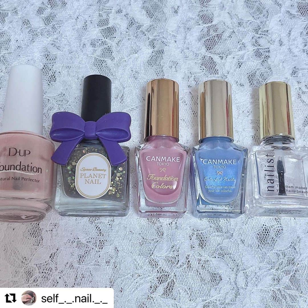 【PLANET NAIL（プラネット ネイル）】公式さんのインスタグラム写真 - (【PLANET NAIL（プラネット ネイル）】公式Instagram)「✰✰✰✰✰✰✰✰✰✰✰✰✰✰✰✰  ㅤPLANET Girl🪐 @self_._.nail._._ さま  より本日発売の PLH04 エトワールグレーを使った 大人可愛いグラデーションネイルデザインをご紹介します👩‍❤️‍💋‍👩✨✨✨ 　  　PLANET NAILの新作ポリッシュ  　ネイルハードナー PLH04 エトワールグレーを  　使用したネイルです🩶  ㅤㅤㅤㅤ 　こちらのポリッシュについて  　すこし紹介させてくださいっ⬇︎🤍💭 ㅤㅤㅤㅤ　  　🩶PLH04 エトワールグレー🩶  　ハードナーにラメが入った  　PLANET NAILの新作ポリッシュです🩶  　2023年9月11日〜　全国のドラッグストア、  　BASE または 楽天サイトにて発売です🎈🤍  ㅤㅤㅤㅤ  　ハードナーとは❔ ￣￣￣￣￣￣￣￣￣￣ ✔️ 爪の凹凸を補整 ✔️ 爪の色ムラの緩和 ✔️ ジェルネイルのようなぷっくりツヤ爪に  ㅤㅤ 🌟ベースコート・ネイルカラー・ハードナー・トップコート・ネイルケアの５つの機能がひとつになっています😌🤍  ㅤㅤㅤㅤ  　くすみグレーがとってもお洒落なカラーです🩶  　ラメやホロの輝きが絶妙で  　一本で簡単にニュアンスネイルが出来ます🧚🏻‍♀️🫧  　ハードナーはこちらの他に3本あって  　ラメ入りはこのポリッシュがはじめてだそうです😻 　 ㅤㅤㅤㅤ  ㅤㅤㅤㅤ　今回は根本からグラデのように使用しました🩶  　夜✖️星空✖️夕暮れ時をイメージ🌆🤍  ㅤㅤㅤㅤ 　このポリッシュは星空のようでほんとにかわいい、、🌌 　ㅤㅤㅤㅤ  　  　使用ポリッシュᝰ✍︎꙳⋆ -----------------------  @planet.jp  ネイルハードナー PLH04 エトワールグレー   @canmaketokyo  ファンデーションカラーズ02 ラベンダーピンク カラフルネイルズN82 クラウドレススカイ  ㅤㅤㅤㅤ ㅤㅤㅤㅤ 　 ㅤㅤㅤㅤ　  #selfnail #selfnails  #nailart #naildesign #instanails #nailstagram #polish #polishnail #nailpolish #セルフネイル #ポリッシュネイル #ネイルポリッシュ #ポリッシュ #マニキュア #手元クラブ #プラネットネイル #プラネットガール2023 #planet_jp #PLANETGirl #グラデーションネイル #ネイルハードナー #エトワールグレー #キャンメイクネイル #キャンメイク #プチプラネイル」9月11日 9時18分 - planet.jp