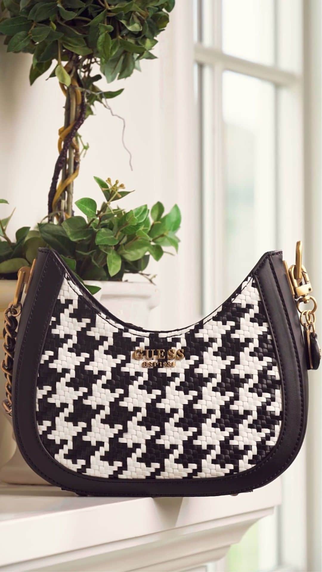 ゲスのインスタグラム：「Woven design paired with contrasting black and white make for a chic duo. #GUESSHandbags」
