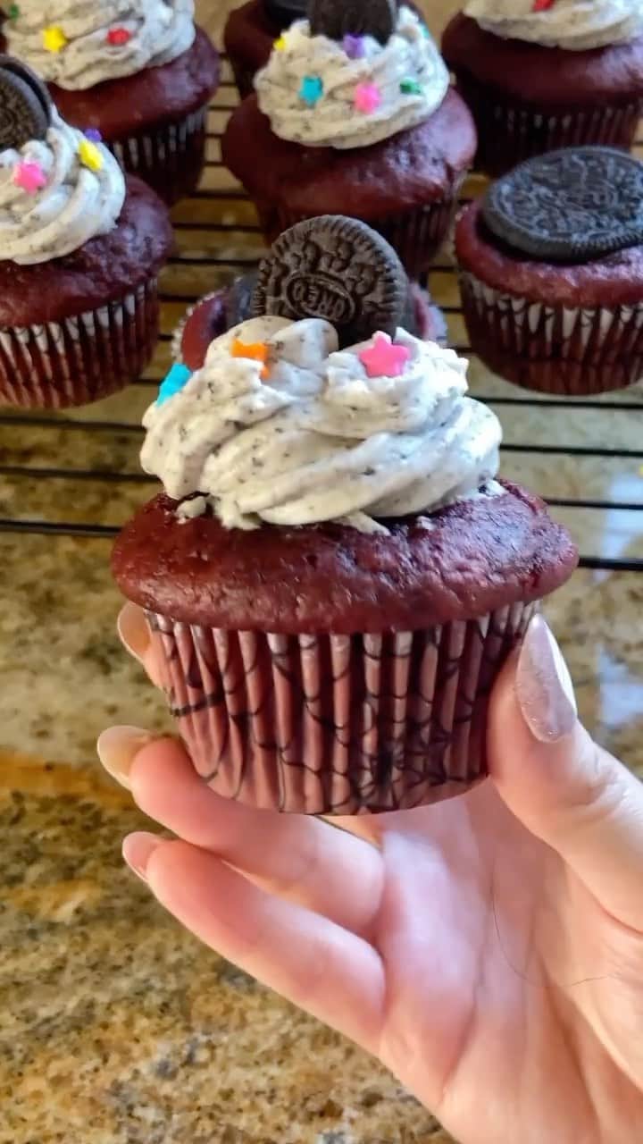のインスタグラム：「We’ve got red velvet on the brain 🧁  📸: @eating_with_sandy」