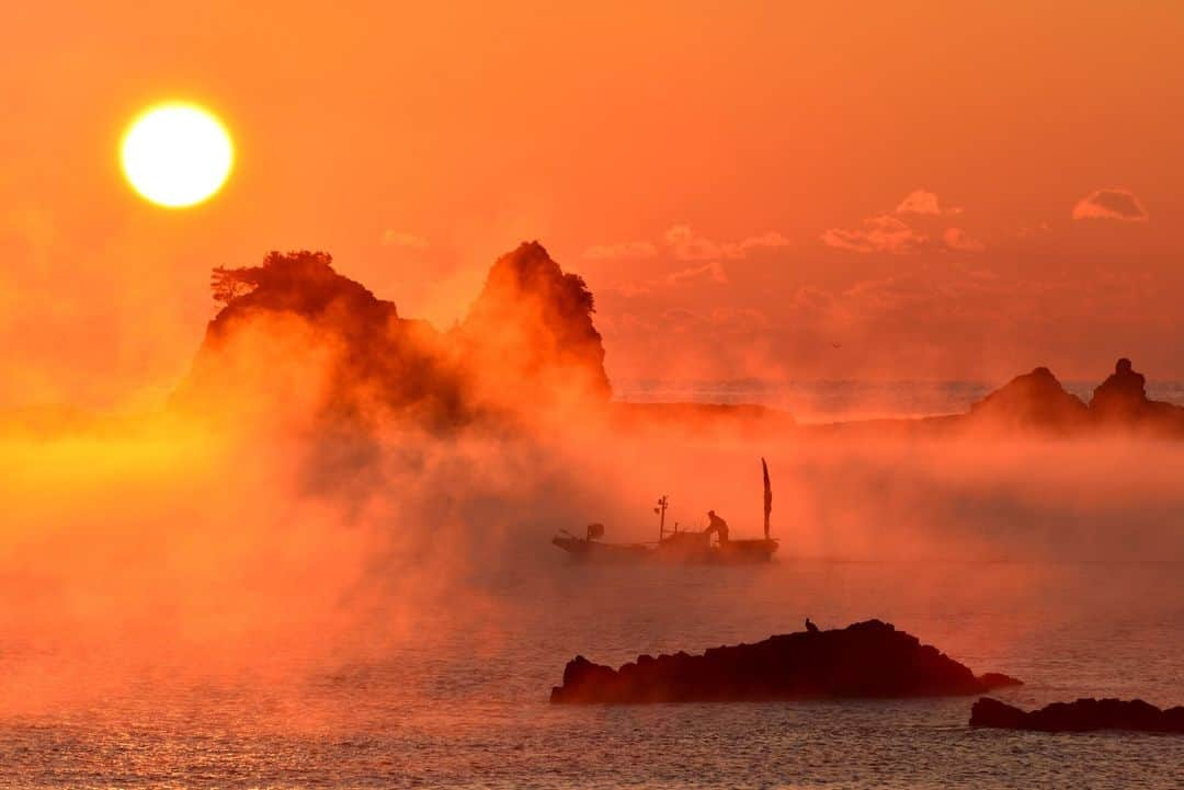 日本の国立公園のインスタグラム：「Ships slipping through mystical sea fog in Kushimoto 🌫️⛵️  The coast of Kushimoto on the southern tip of the Kii Peninsula in Yoshino-Kumano National Park has been dramatically sculpted over time by powerful coastal erosion. In late fall through early winter each year, when the perfect conditions align, a mysterious phenomenon unfolds as a blanket of sea fog descends over Kushimoto, cloaking the Arafune coastline in mystery. 🌊😮  Warm, humid air crossing over cooler sea water causes this sea fog to envelop the landscape, bewitching visitors with the sight of passing ships disappearing and reappearing into the ethereal haze. Photographers come from far and wide to capture the golden rays of sunrise dancing over the morning fog. Ships emerge and fade like ghosts as the fog lingers, creating a souvenir that money can’t buy for those lucky enough to make the journey to the farthest reaches of Wakayama. 📸🌅  📍 Kushimoto, Wakayama   📸 Sea fog in winter at Tahara Beach  #NationalParksJP #YoshinoKumanoNationalPark #Kushimoto #Wakayama #SeaFog #SeaCoast #ShipsInTheNight #NaturalPhenomenon #CoastalViews #ShipSpotting #JapanTravel #Japan #Travel #Tourism #ExploreJapan #DiscoverJapan #VisitJapan #日本 #国立公園」