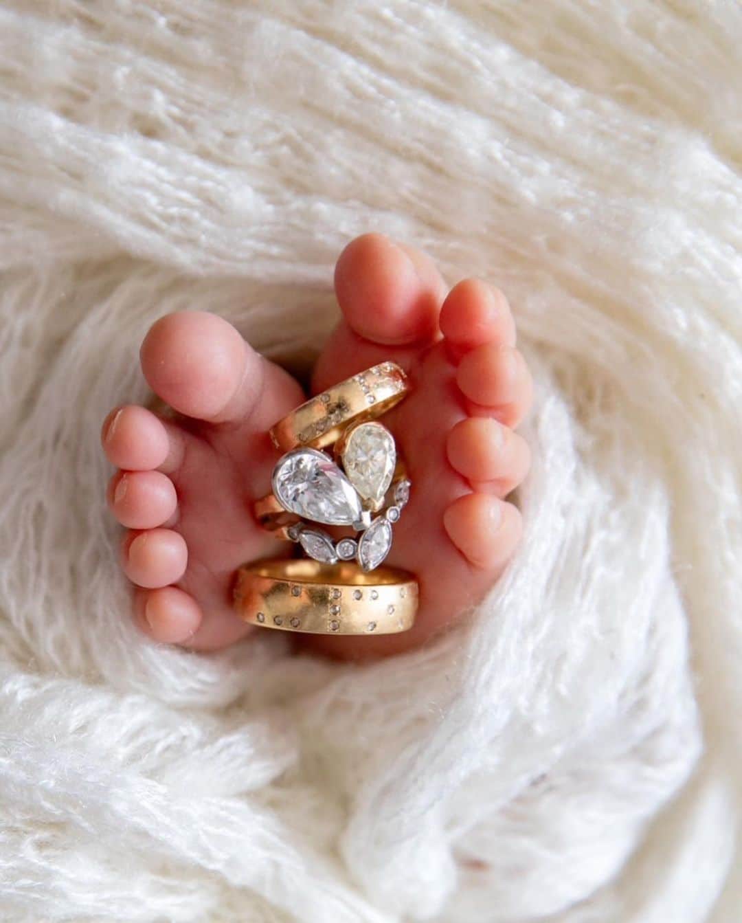 稲木ジョージのインスタグラム：「@milamorejewelry Asymmetrical heart, is the new shape of love 🫶 MY Duo Heart♥️💎💙」