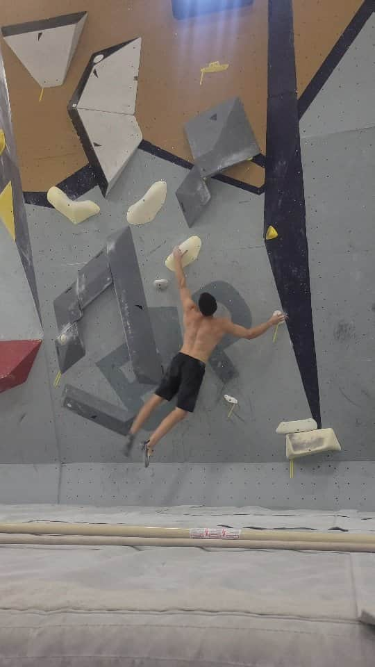 ナサニエル・コールマンのインスタグラム：「A boulder I learned a lot from and a relevant snippet from a @testpiececlimbing episode, link in bio.  The key for me while learning this move was to stop thinking so much. No analyzing where my hips needed to be, no making my hands move faster or slower, and certainly no thinking "I should've done this move already"...  Just breathing, brushing, and letting the body do what it does.   It's been a minute since I did a podcast, and this one really got me thinking. Thank you @downtownjosh and @tiimmaaayyy for helping me remember this bit of wisdom and many more!🙏  @thenorthface_climb @scarpana @petzl_official」