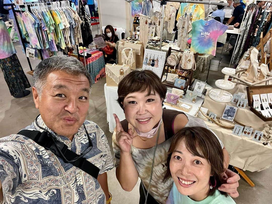 古本新乃輔さんのインスタグラム写真 - (古本新乃輔Instagram)「さてさて 『ウクレレピクニック 2023』  我がPUALILIウクレレ同好会 無事に参加させて頂きました！  ここまでが大変でしたが、 楽しかったから全てが帳消しになる、ってモンです！  色々な方にもご挨拶できるし、 ご無沙汰な方にもお会いできるし、 新しい出会いも待ってるし、  ウクレレを通して 幸せな時間を過ごせる 貴重なイベントなんです。  兎にも角にも 楽しかったっ！  ご観覧頂きました皆様、 誠にありがとうございました！ ！m(_ _)m！  お会いできた皆様、 誠にありがとうございました！ *\(^o^)/*  #ウクレレピクニック #PUALILIウクレレ同好会 #横浜ハンマーヘッド  #古本新乃輔」9月11日 4時10分 - shinnosukefurumoto