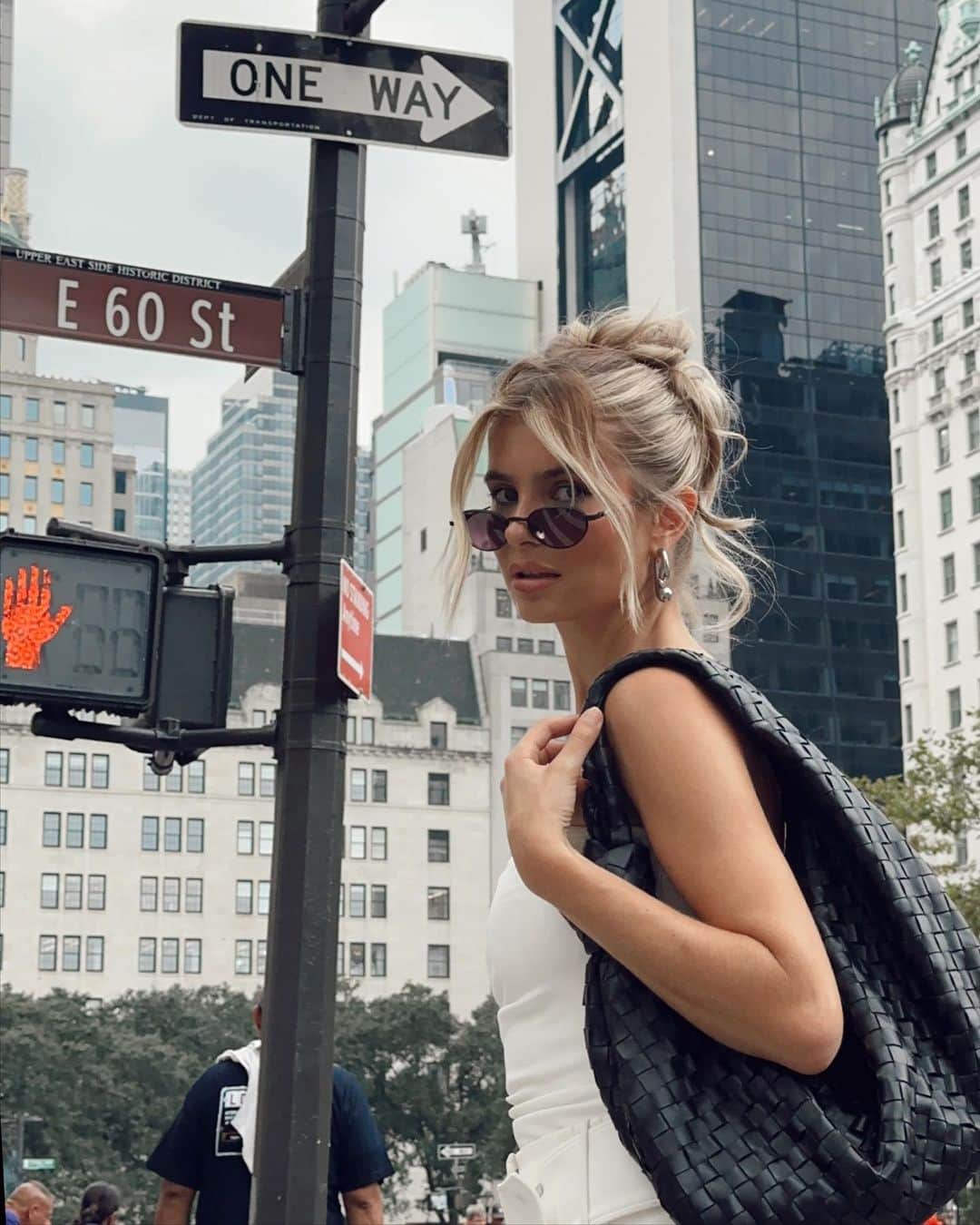 のインスタグラム：「making my way uptown 🤍 @proenzaschouler 🤍」