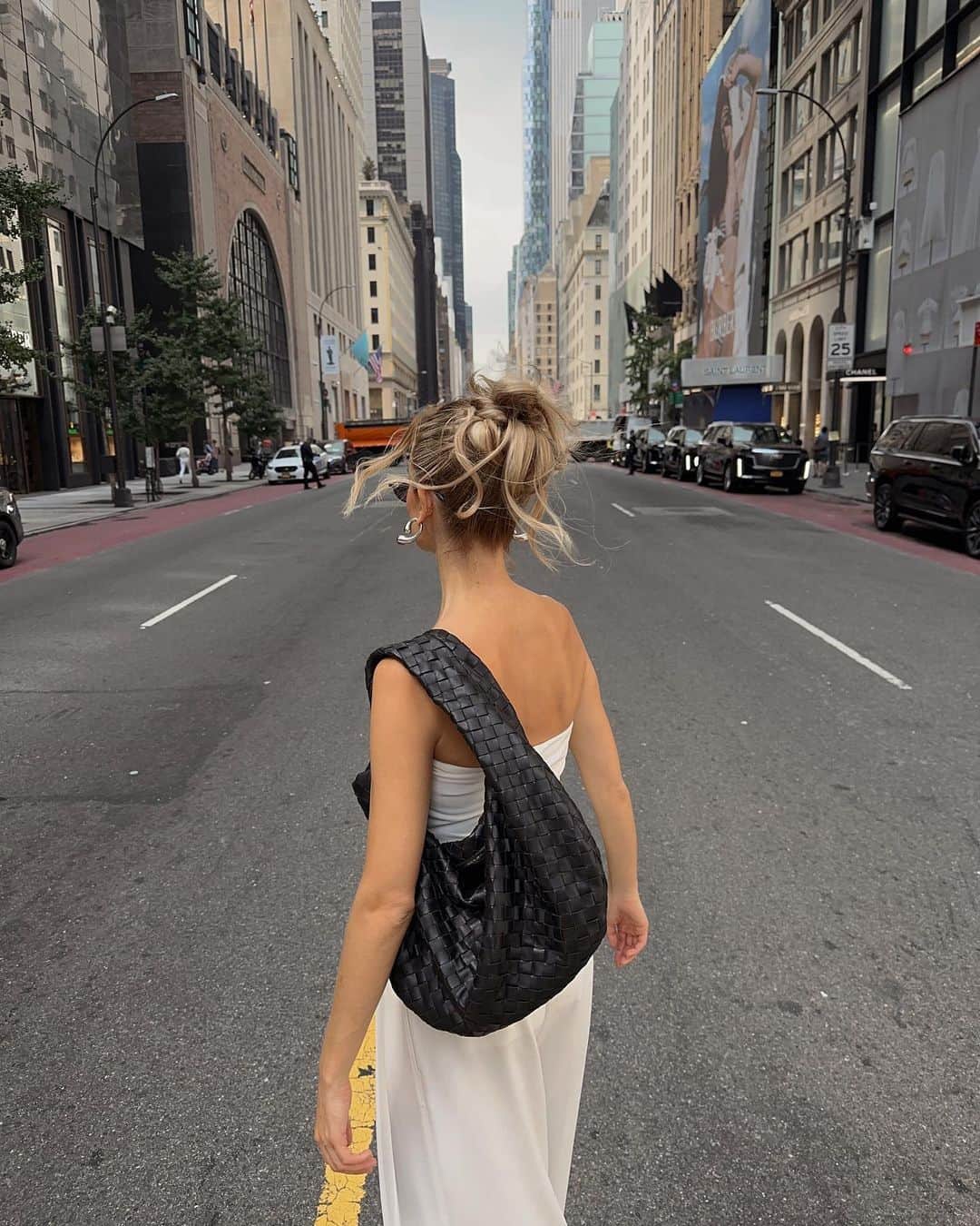 Xenia Adontsさんのインスタグラム写真 - (Xenia AdontsInstagram)「making my way uptown 🤍 @proenzaschouler 🤍」9月11日 4時13分 - xeniaadonts