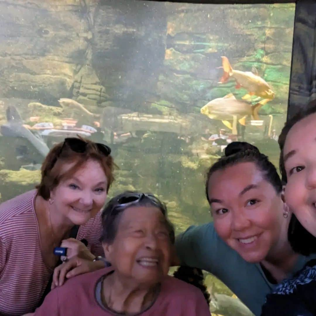 PJクォンのインスタグラム：「And just like that - she's 97!!!! Happy birthday Mama! At #TorontoZoo with @aamandakwong and @theruinnneerrr」