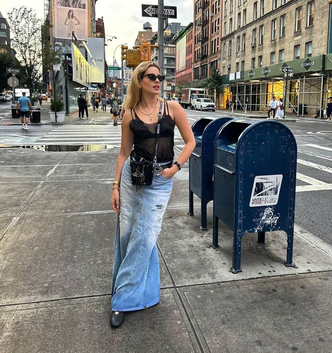 YOOX.COMのインスタグラム：「NYC IN STYLE Ready, set and mark your calendars for the most awaited fashion month! The streets of New York become the perfect catwalk for street-stylers and @linoya is simply breathtaking in a total #YOOX look.  Discover the trend of the moment on IG stories!」