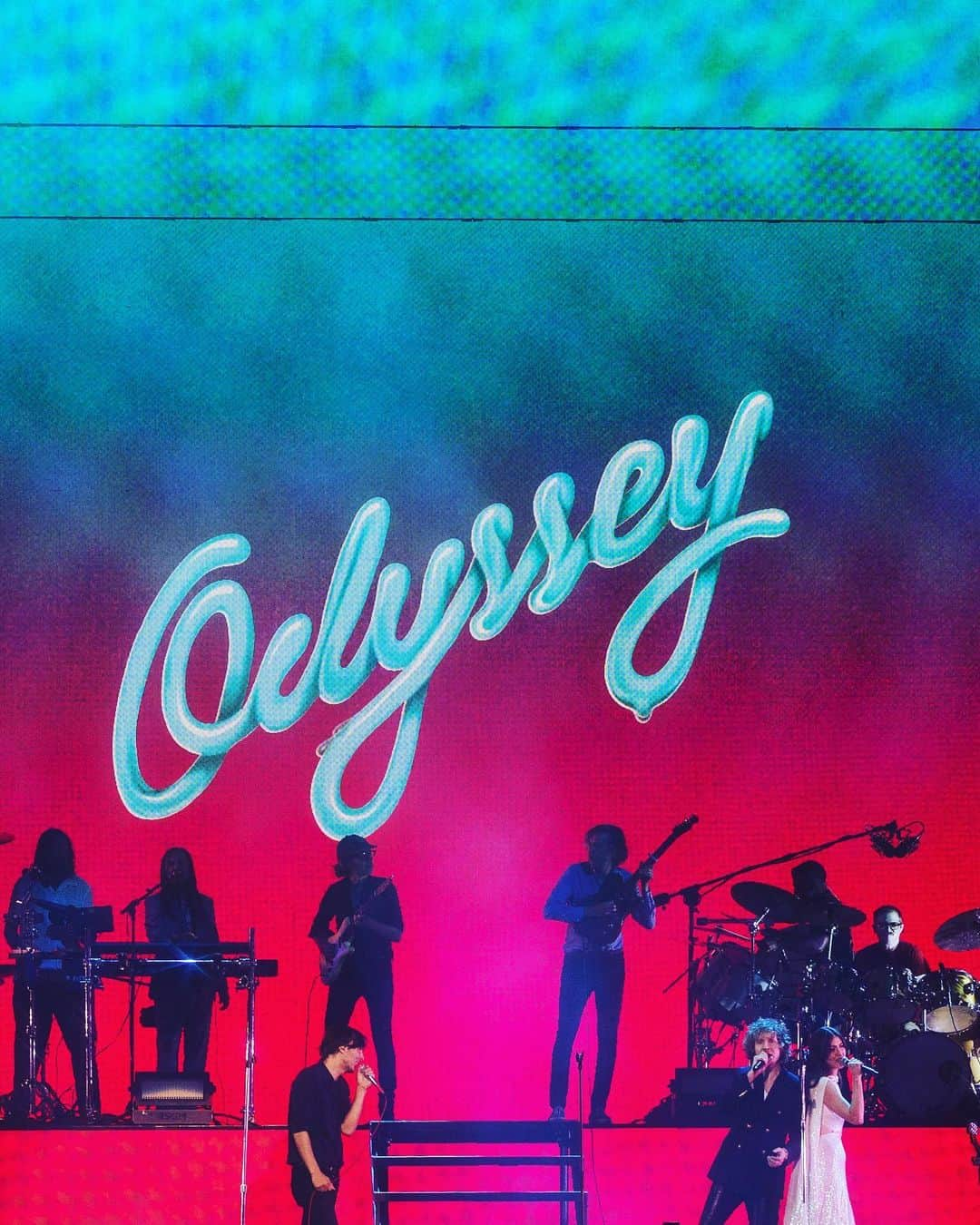 Beckさんのインスタグラム写真 - (BeckInstagram)「All time night at @thegarden thank you NYC! @wearephoenix @weyesblood last show of the tour tonight in DC!   Photos by Emma Wannie/MSG Entertainment」9月11日 4時22分 - beck