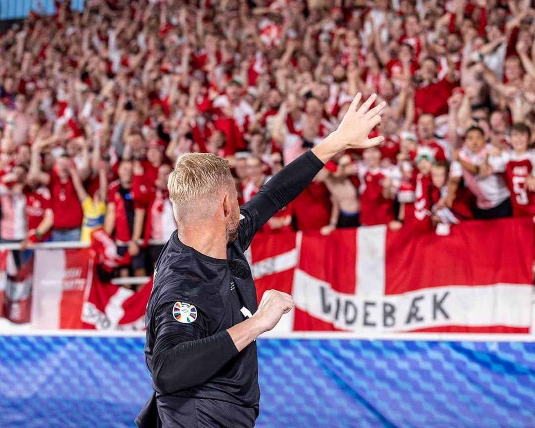 カスパー・シュマイケルのインスタグラム：「Sådan!! Så stolt af det her hold og vores fantastiske fans. Tusind tak til alle der tog turen til Finland med os 🫶🏼🇩🇰」