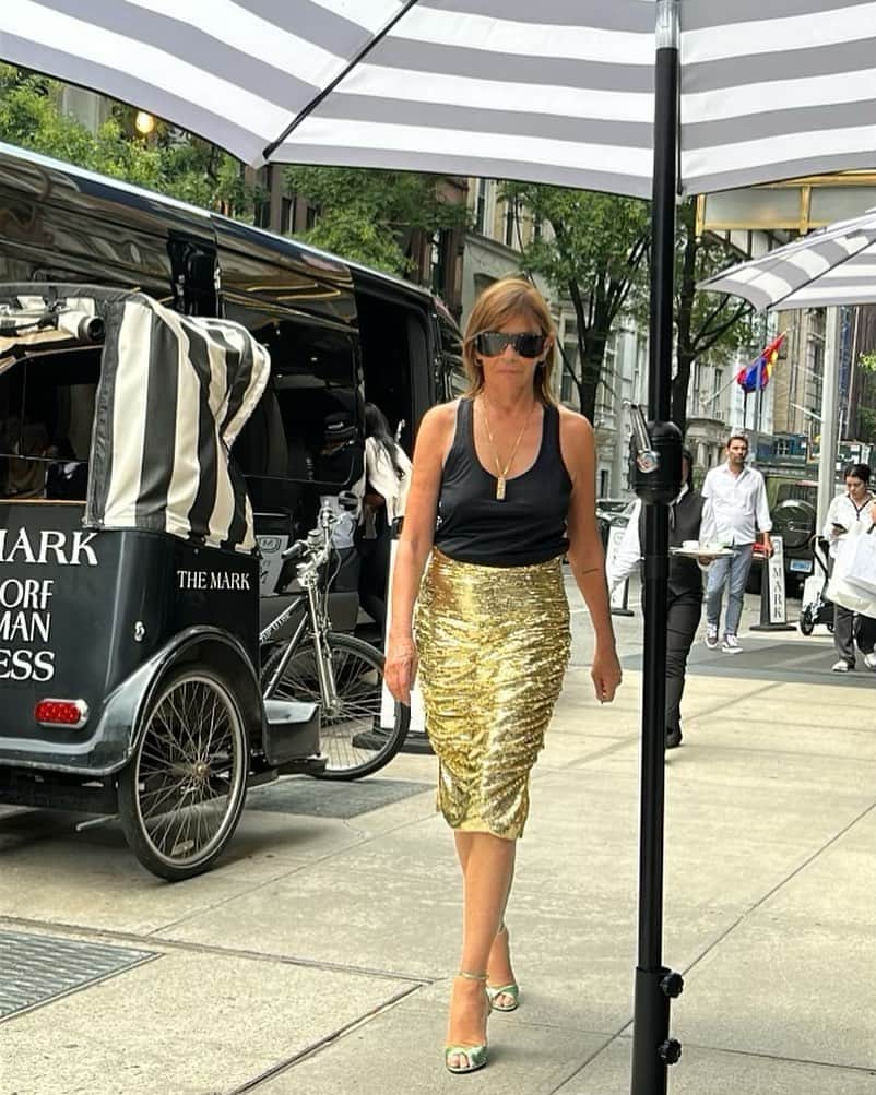 カリーヌ・ロワトフェルドのインスタグラム：「Bye Bye sunny NY 😎  Picture by @niki.galopine」