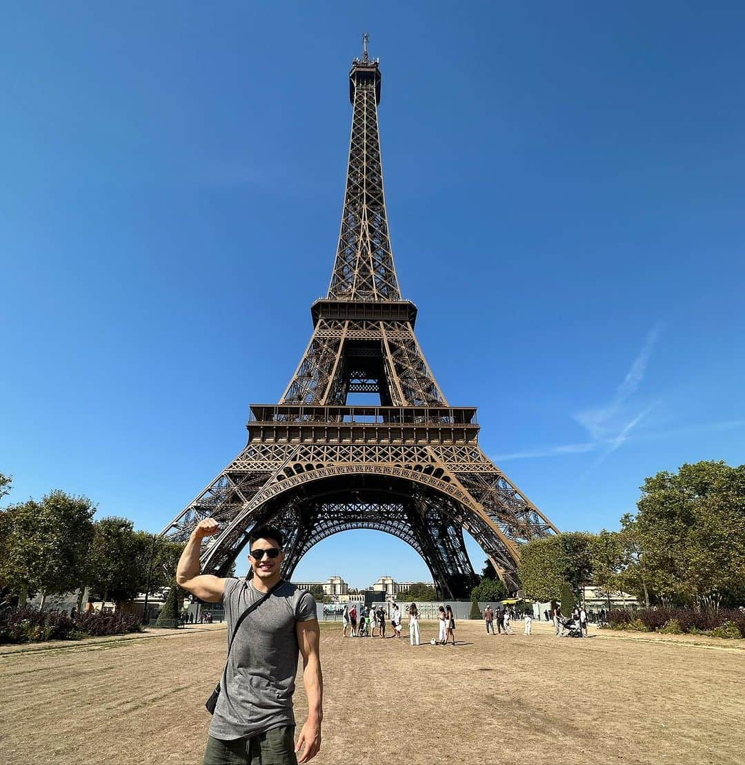 アルトゥール・オヤカワ・マリアノさんのインスタグラム写真 - (アルトゥール・オヤカワ・マリアノInstagram)「Paris 2023 🇫🇷 . Ps: um sol pra cada um! 🍕🍕 #france #paris #toureiffel」9月11日 4時44分 - arthurnory