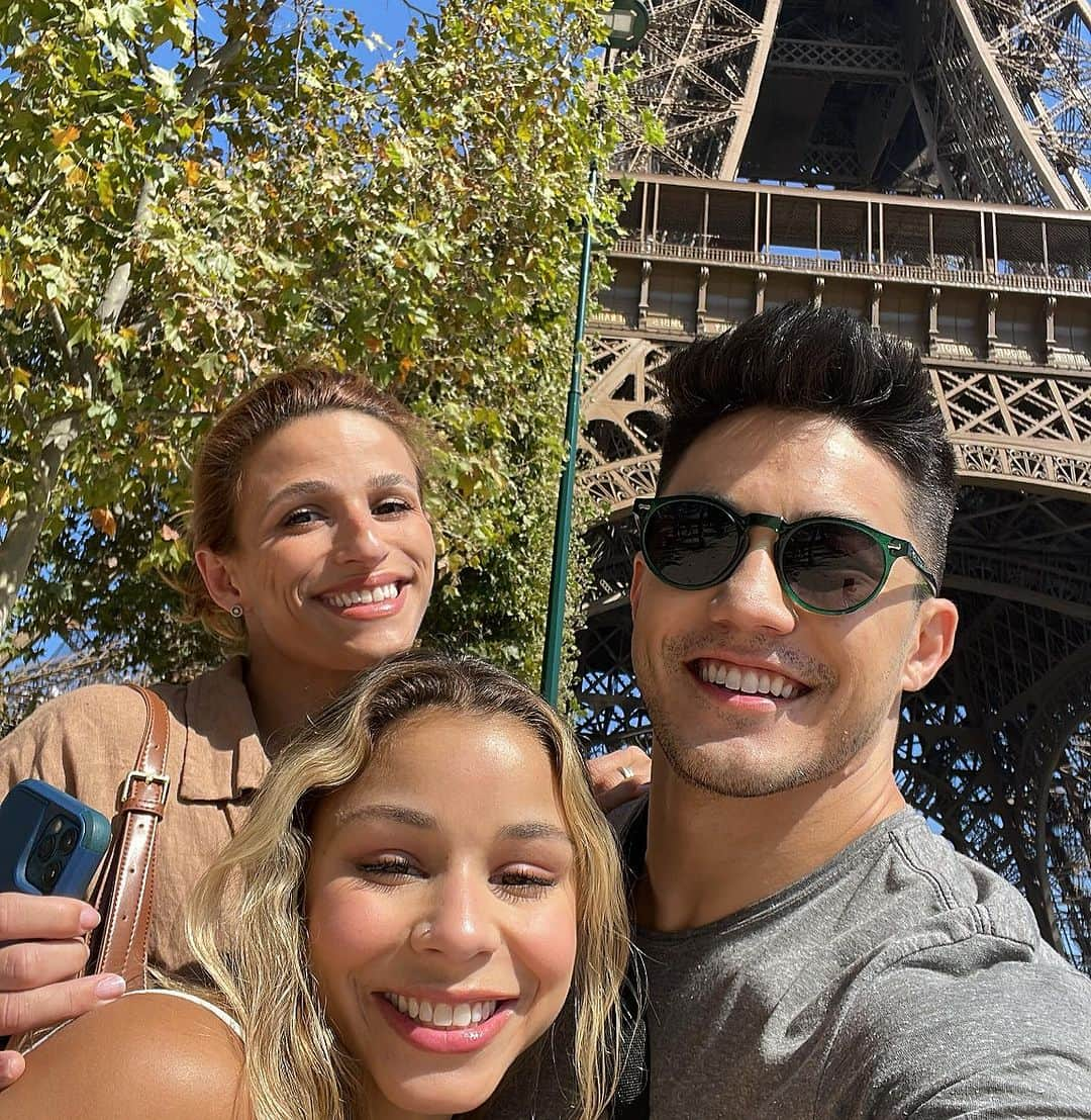 アルトゥール・オヤカワ・マリアノさんのインスタグラム写真 - (アルトゥール・オヤカワ・マリアノInstagram)「Paris 2023 🇫🇷 . Ps: um sol pra cada um! 🍕🍕 #france #paris #toureiffel」9月11日 4時44分 - arthurnory