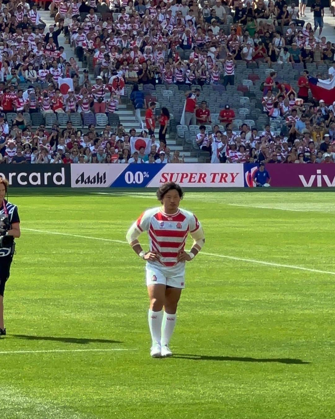 新井貴子のインスタグラム：「W杯初戦、夫の日本代表通算50試合目でした。  大舞台で戦う姿、 50cap祝福の歓声に包まれる彼の姿に心が震えました。 試合の勝利も含めて、本当におめでとう🙏🏻🔥  ✊🏻🇯🇵🔥🔥🔥」