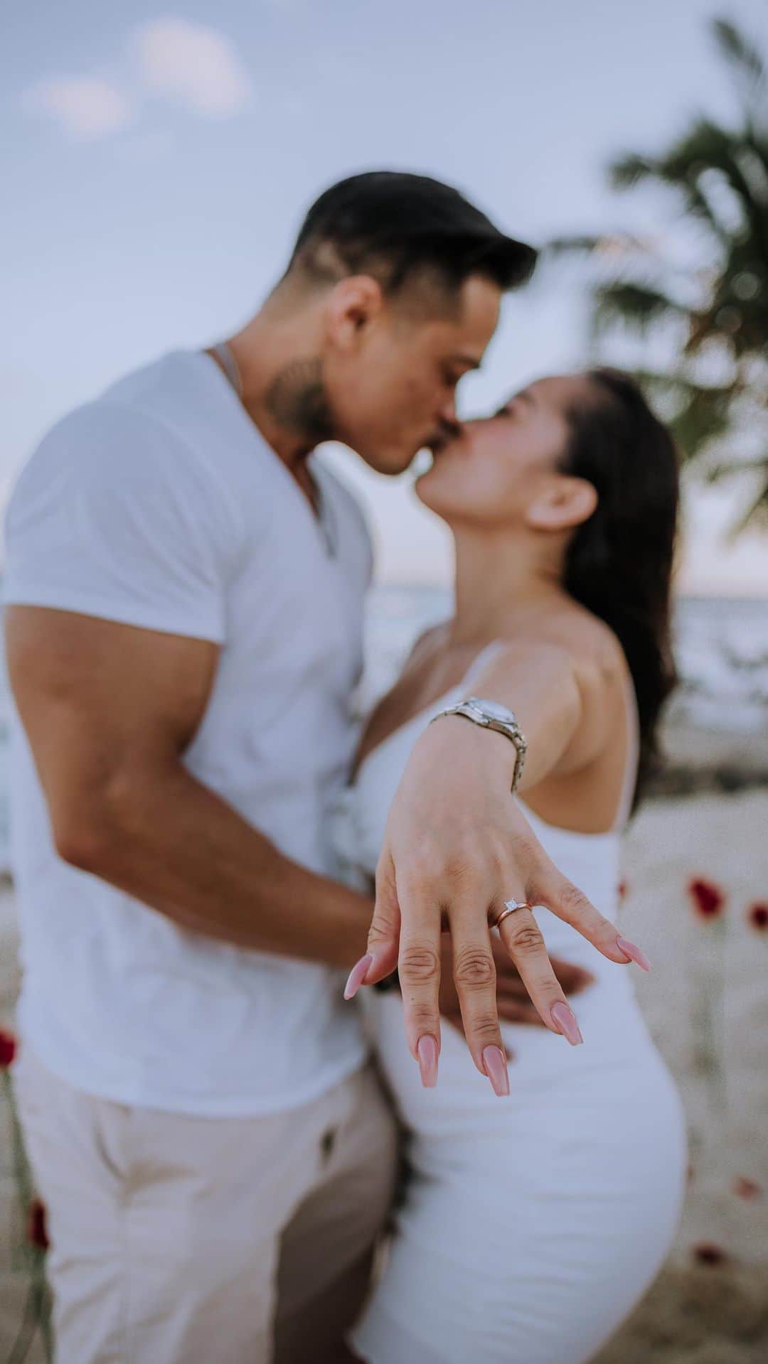 リアン Vのインスタグラム：「Congratulations to my sister @love.melissamelika and her fiancé @randallferrel ❤️💍 So honored to be a part of this special day! 🌹 She thought they were just doing a photoshoot 📸😂 Love you both so much and wishing you both endless love and happiness! 😍  Thank you @alohaparadisestudio for allowing us to use your space for this incredible moment ✨ Thank you to this amazing team for capturing these beautiful memories @mdee_photo @dvnmemories 📸 Roses🌹@summerreignfloral」