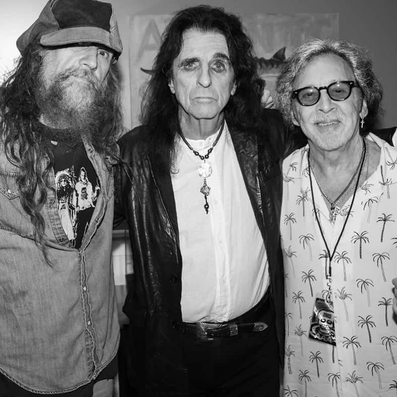 ロブ・ゾンビさんのインスタグラム写真 - (ロブ・ゾンビInstagram)「A couple rock legends hanging with me in the Zombie dressing room at Jones Beach. #robzombie #alicecooper #petercriss」9月11日 4時57分 - robzombieofficial