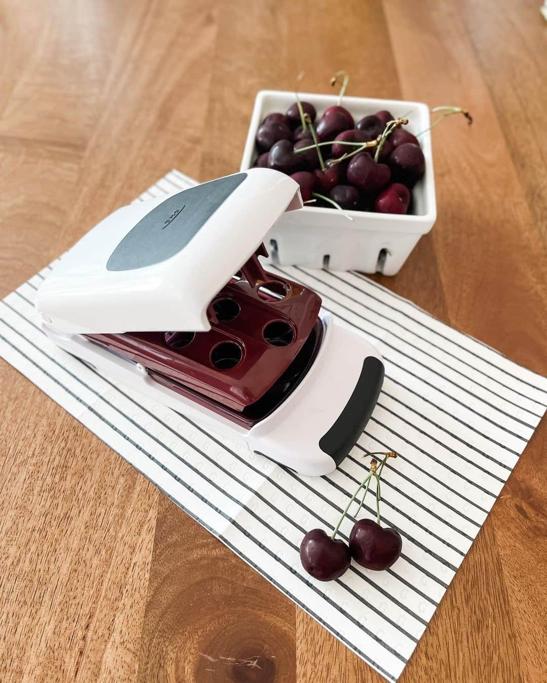 OXOのインスタグラム：「Pit, prep, and savor cherries effortlessly with the OXO Multi-Release Cherry Pitter. Say goodbye to messy fingers and hello to deliciousness in every bite. 🍒#OXOBetter  📸 by @cooksemporiumames」