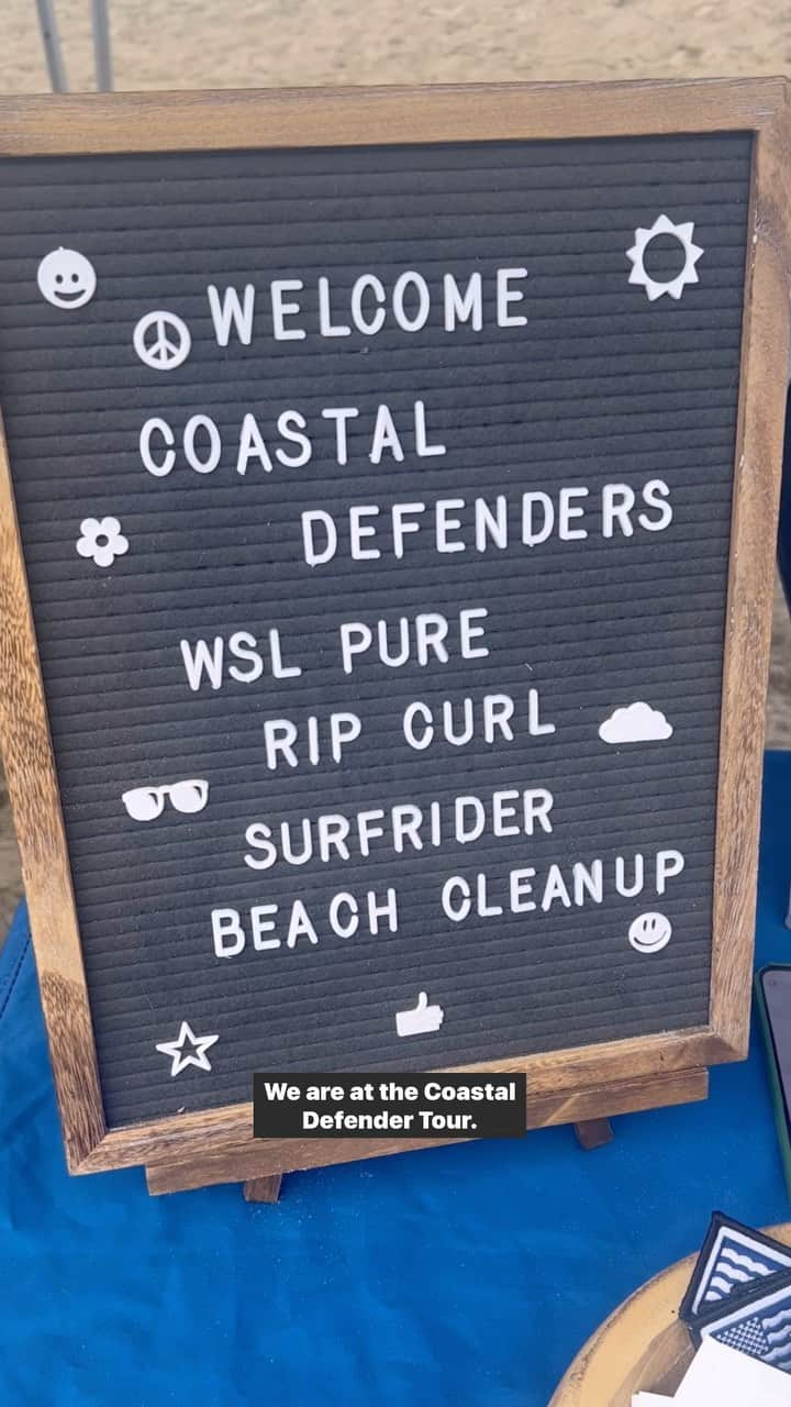 リップカールのインスタグラム：「Beach clean-up time!   We are down here at San Clemente Pier for the Coastal Defender Tour in partnership with @surfrider Foundation, @wsloneocean and @ripcurl.   Speaking up for the ocean with @victoriavergara @alyssa_spencer1 and @erinbrookssurf lending a helping hand.  #RecycleYourWetsuit #CoastalDefenderTour #WSLOneOcean #SanClemente #RipCurlWSLFinals #ripcurl #beachcleanup」