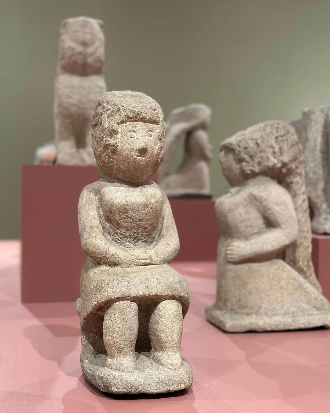 KAWSONEさんのインスタグラム写真 - (KAWSONEInstagram)「Spent the morning visiting William Edmondson: A Monumental Vision on it’s last day open at the @barnesfoundation So great to see this many sculptures in one room. #williamedmondson #barnesfoundation」9月11日 5時05分 - kaws