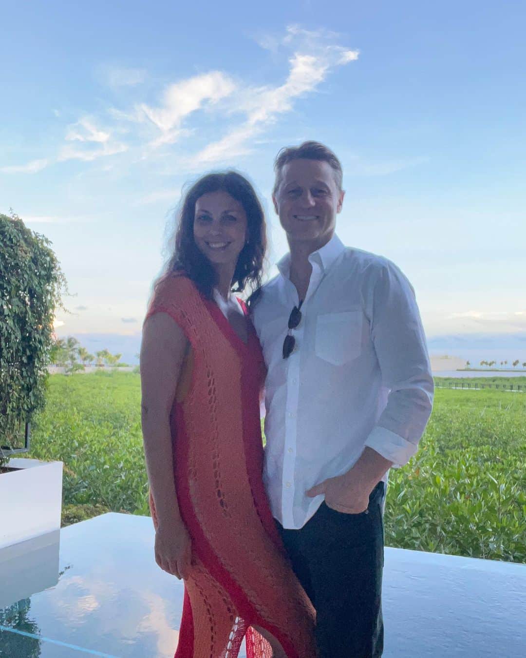 ベンジャミン・マッケンジーのインスタグラム：「Four days away from children at @stregiskanairesort. I never want to leave.」