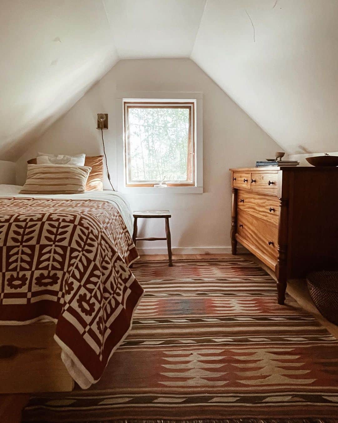 Kate Oliverのインスタグラム：「Our sweet ‘lil guest room is ready for autumn guests!   We built this room back in 2021, when we were in the thick of our upstairs renovation. We finished the reno over the summer (minus a few tiny things, like paint touch-ups) and we’ve hosted a couple guests so far. Eventually we want to have a trundle bed in here for when couples stay with us, so there are two 5” mattresses stacked on the bed frame. Most of the time, it’ll look like this! Swipe to see the other side.   Sources are tagged where applicable, bed linens are West Elm, sconce is Schoolhouse from years ago, everything else is secondhand. Pine bed platform built by me & E.   #handmadehome #artistshouse #schoolhouse #vintagestyle #vintagehome #secondhandhome #thriftedhome #southweststyle」