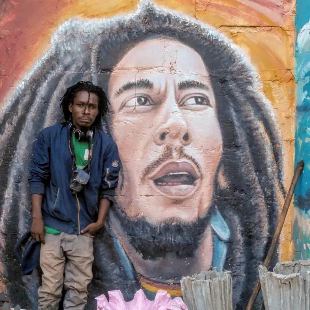 ボブ・マーリーさんのインスタグラム写真 - (ボブ・マーリーInstagram)「“Soon we’ll find out who is, the real revolutionary. ‘Cause I don’t want my people to be, contrary.” #Zimbabwe #bobmarley  🎨 @chatembotanzania #bobmarleyart」9月11日 5時18分 - bobmarley