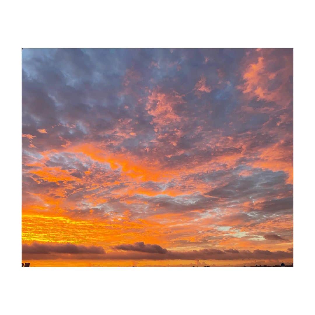 吉田羊のインスタグラム：「おはようございます。 ルノワールみたいな朝焼け。 ほんの、一瞬。  Good morning. A sunrise that looks like Renoir painted it.  #今日も良い一日を」