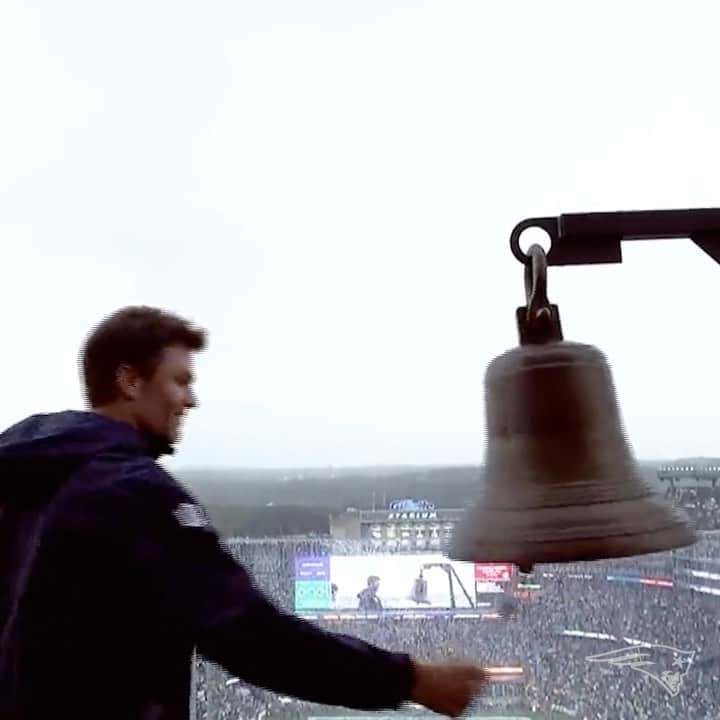 トム・ブレイディのインスタグラム：「The first Keeper of the Light in @gillettestadium history is… @tombrady」