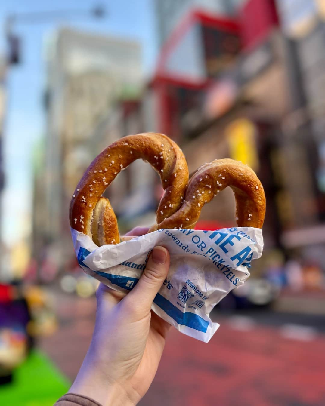 アンティ・アンズのインスタグラム：「This is some nice pretzel weather we've having​」